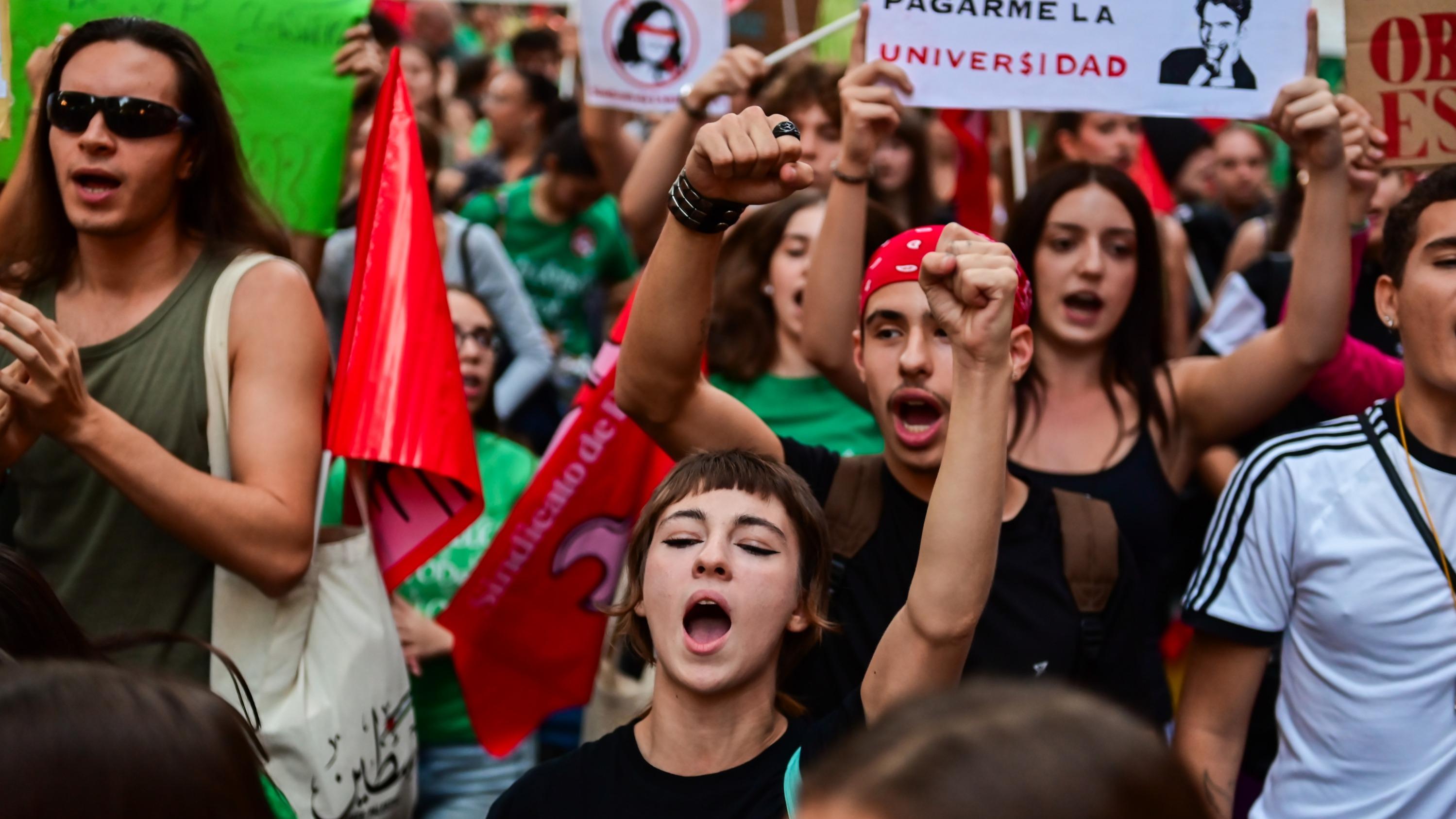 Pays endettés, malaise existentiel de la jeunesse… Dans le sillage de la France, pourquoi la contestation sociale a gagné toute l’Europe