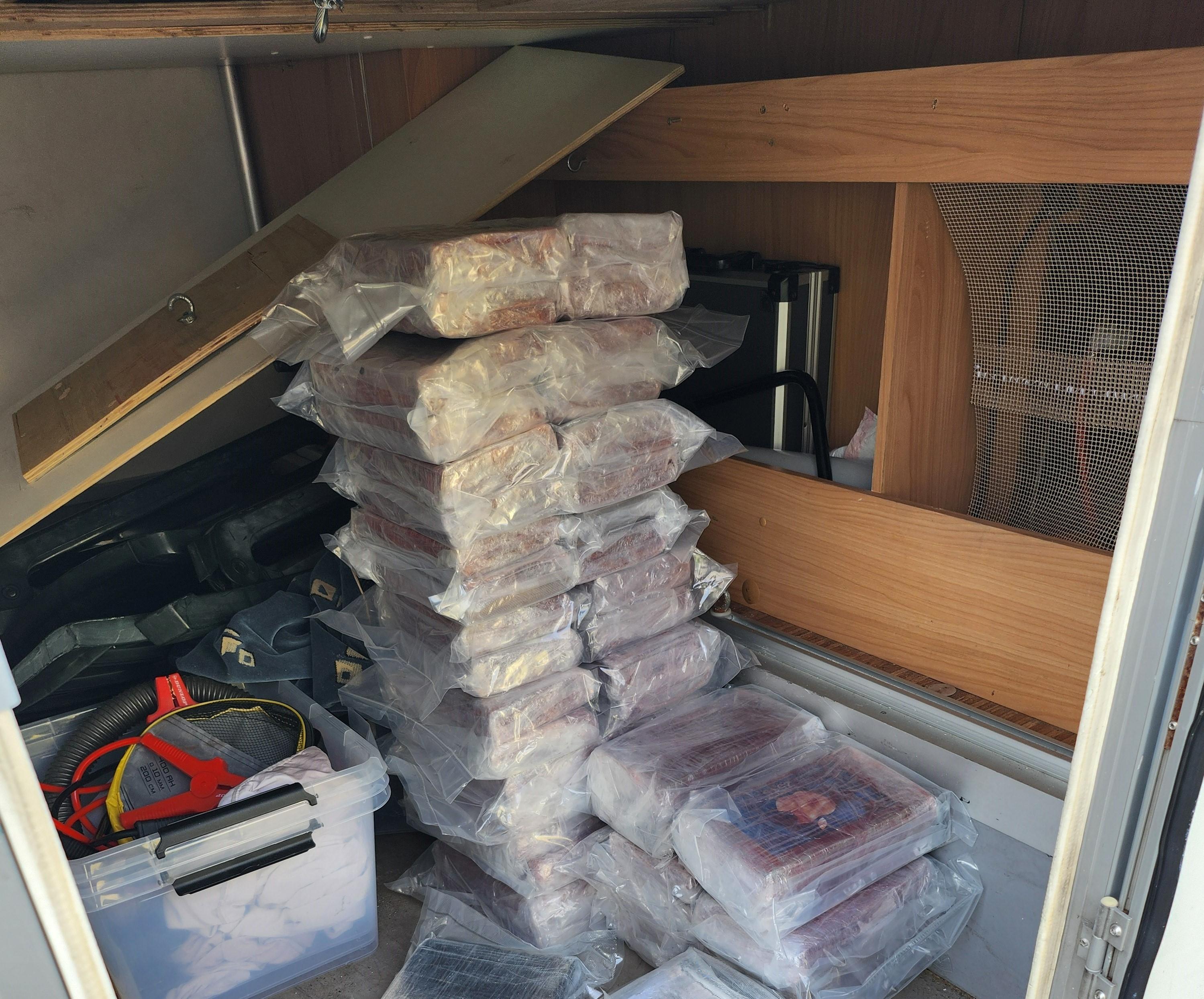 Une cinquantaine de pains de cocaïne dissimulés dans le faux plafond d’un camping-car hollandais au nord de Lyon