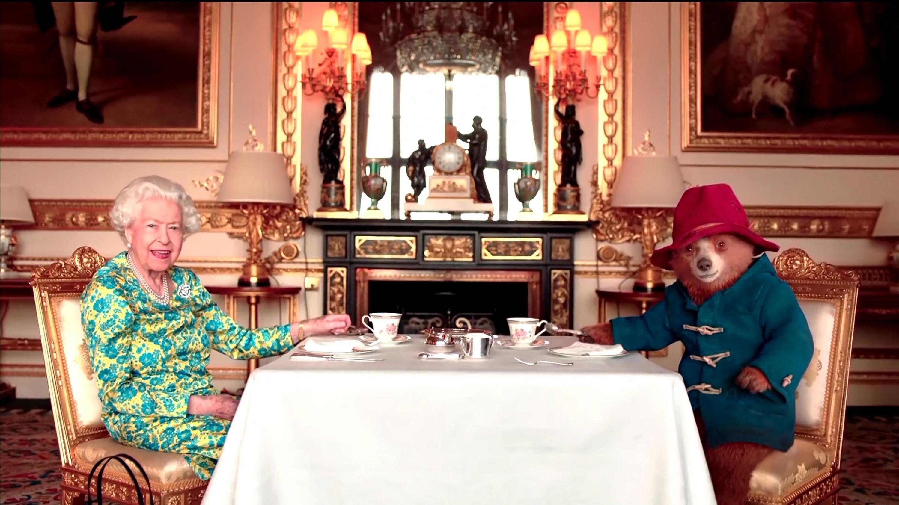 Chapeau rouge et chiffres au vert : le «so British» Paddington, un ourson en or