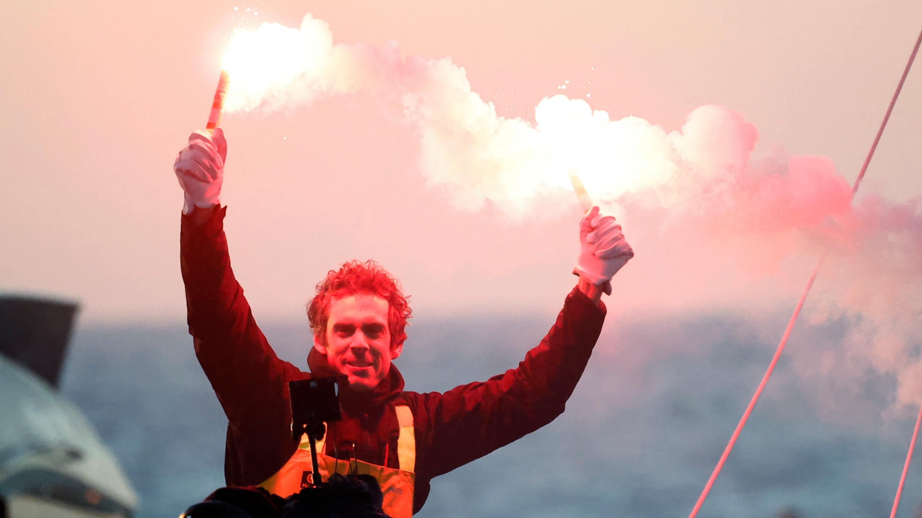 Vendée Globe : «Un hymne à l’audace et à la grandeur humaine», Emmanuel Macron s’enflamme pour l’exploit de Charlie Dalin