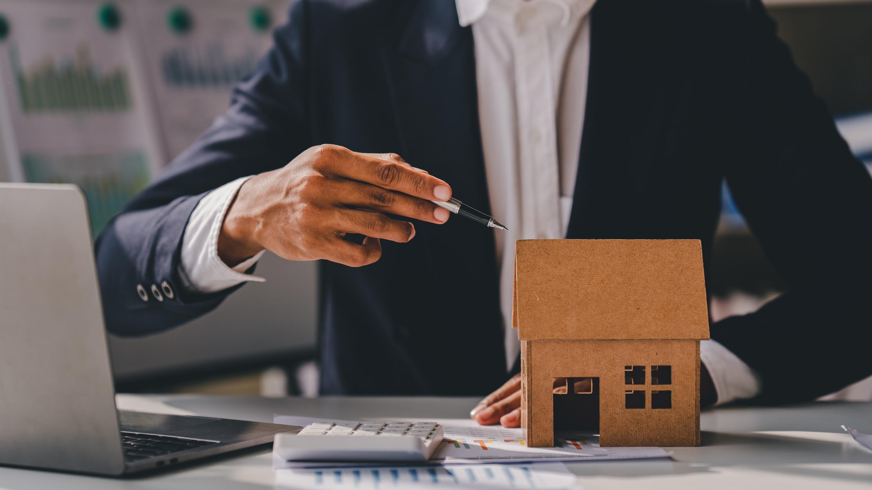 real estate agent Delivering sample homes to customers, mortgage loan contracts. Make a contract for hire purchase and sale of a house. and home insurance contracts, home mortgage loan concepts