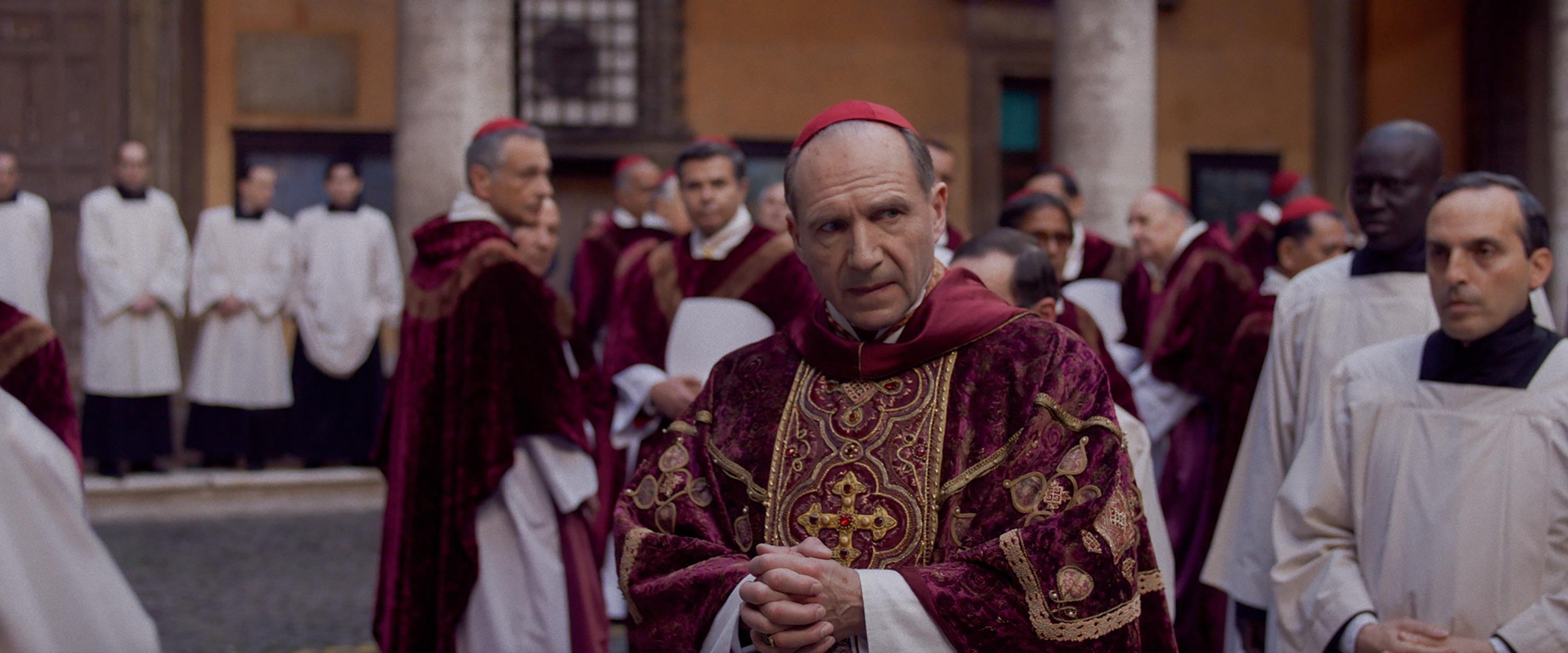 Ralph Fiennes, un cardinal tourmenté au Vatican dans Conclave