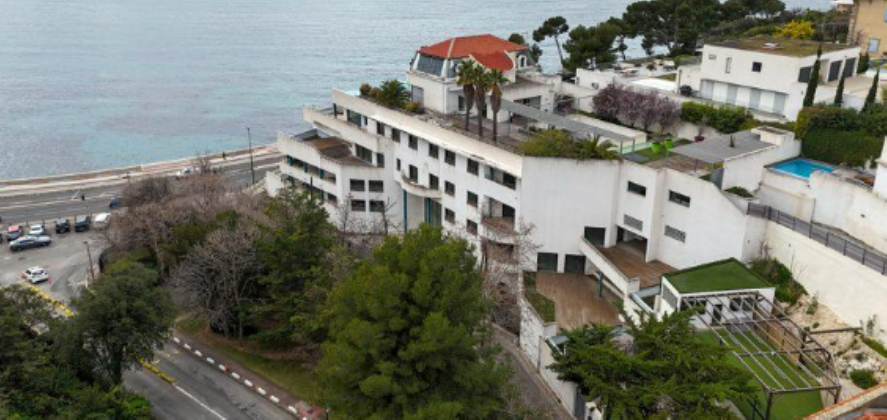 Cet immeuble de près de 1 800 m², situé sur la Corniche à Marseille, a été vendu fin septembre 2025 à un investisseur privé.