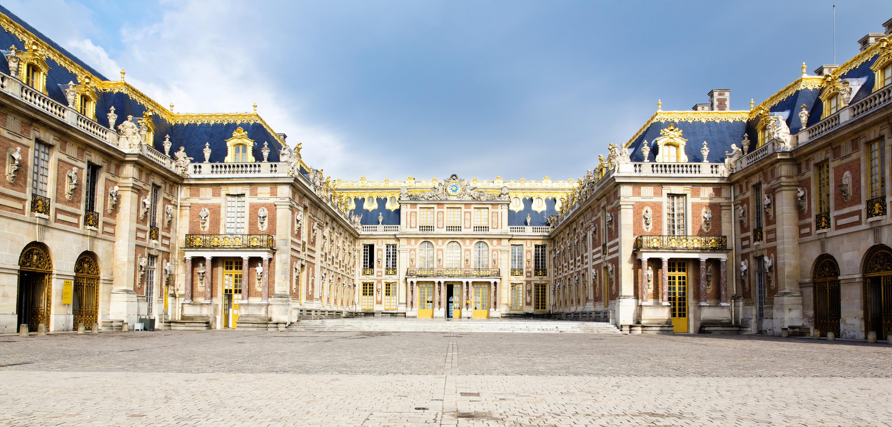 Un Homme Arrete Apres S Etre Introduit De Nuit Dans Le Chateau De Versailles