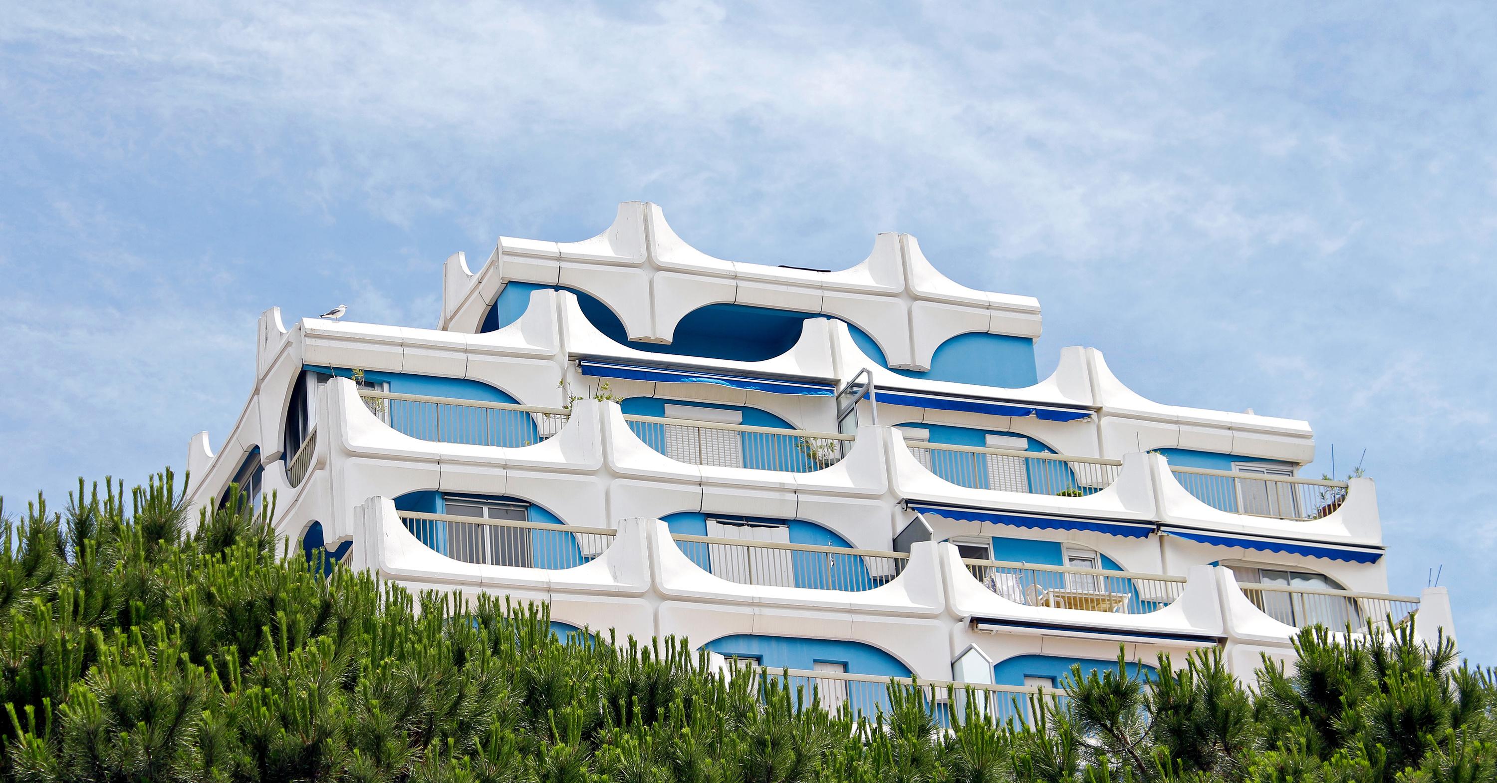 Depuis la loi du 19 novembre 2024, une assemblée générale de copropriétaires peut interdire, à une majorité qualifiée, la location en meublés de tourisme (type Airbnb), hors résidence principale.