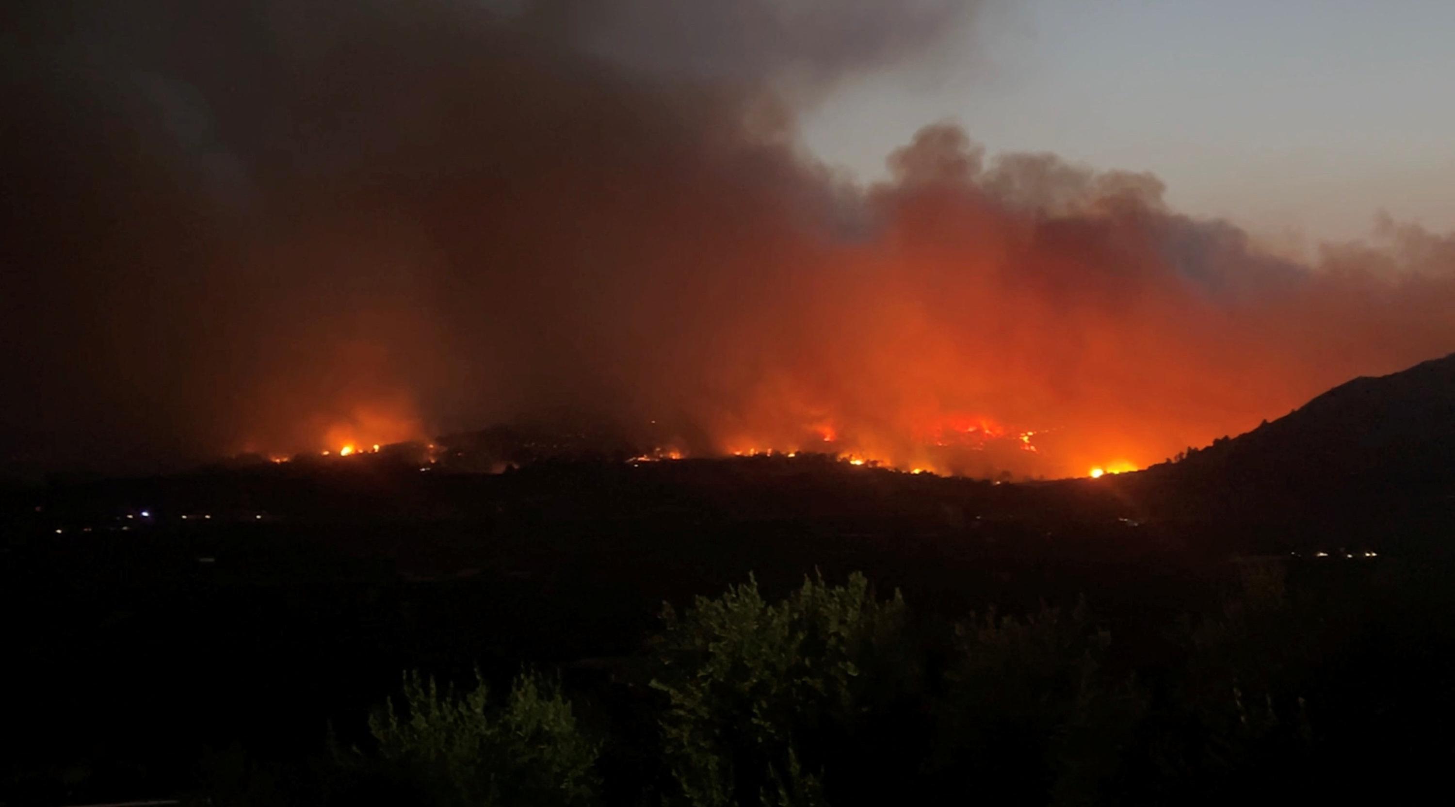 «L’incendie dépasse nos capacités d’extinction» : en Espagne, le feu hors de contrôle près de Valence, 15.000 évacués