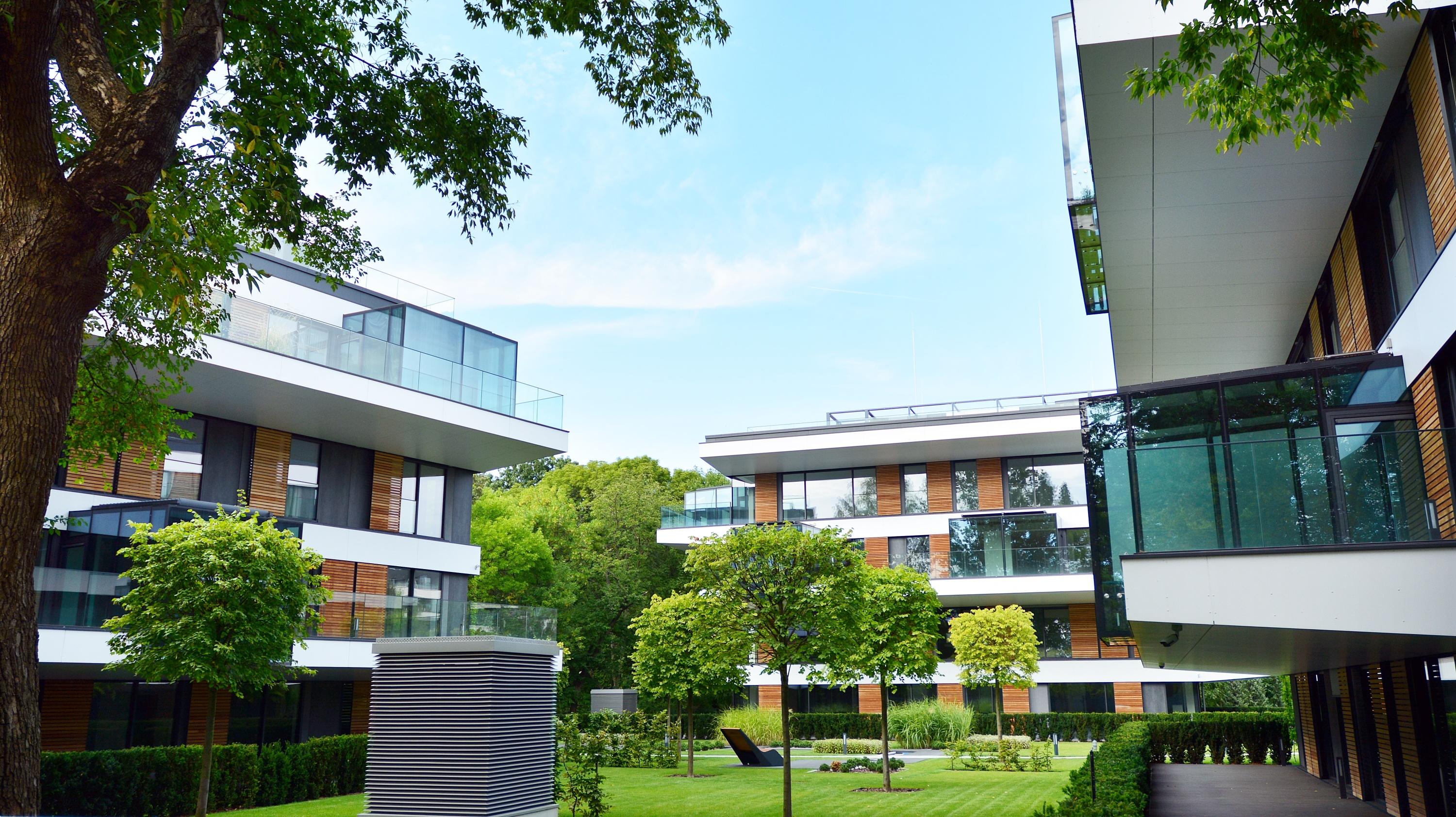 Les espaces verts, qui permettent de rafraîchir l’immeuble, ne sont pas négligeables sur le niveau des charges dans le neuf.