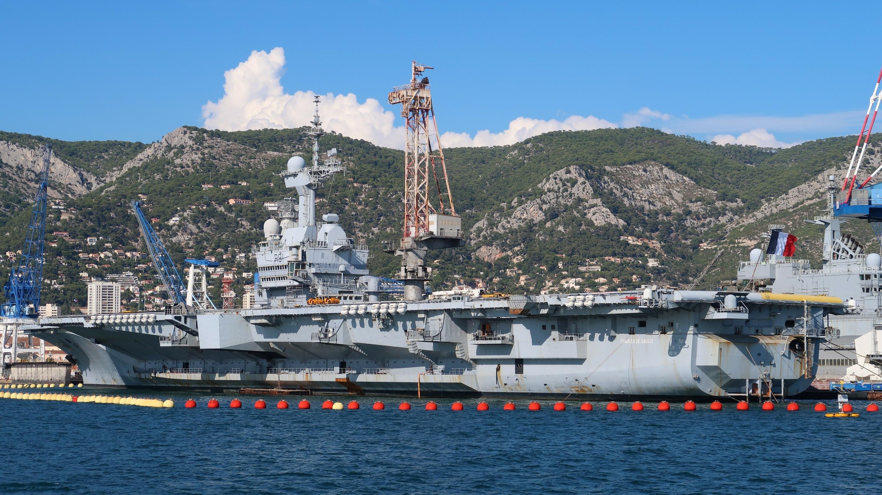 Démantèlement, bateau-musée, revente... Quel avenir pour le porte-avions Charles de Gaulle après son retrait du service actif ?