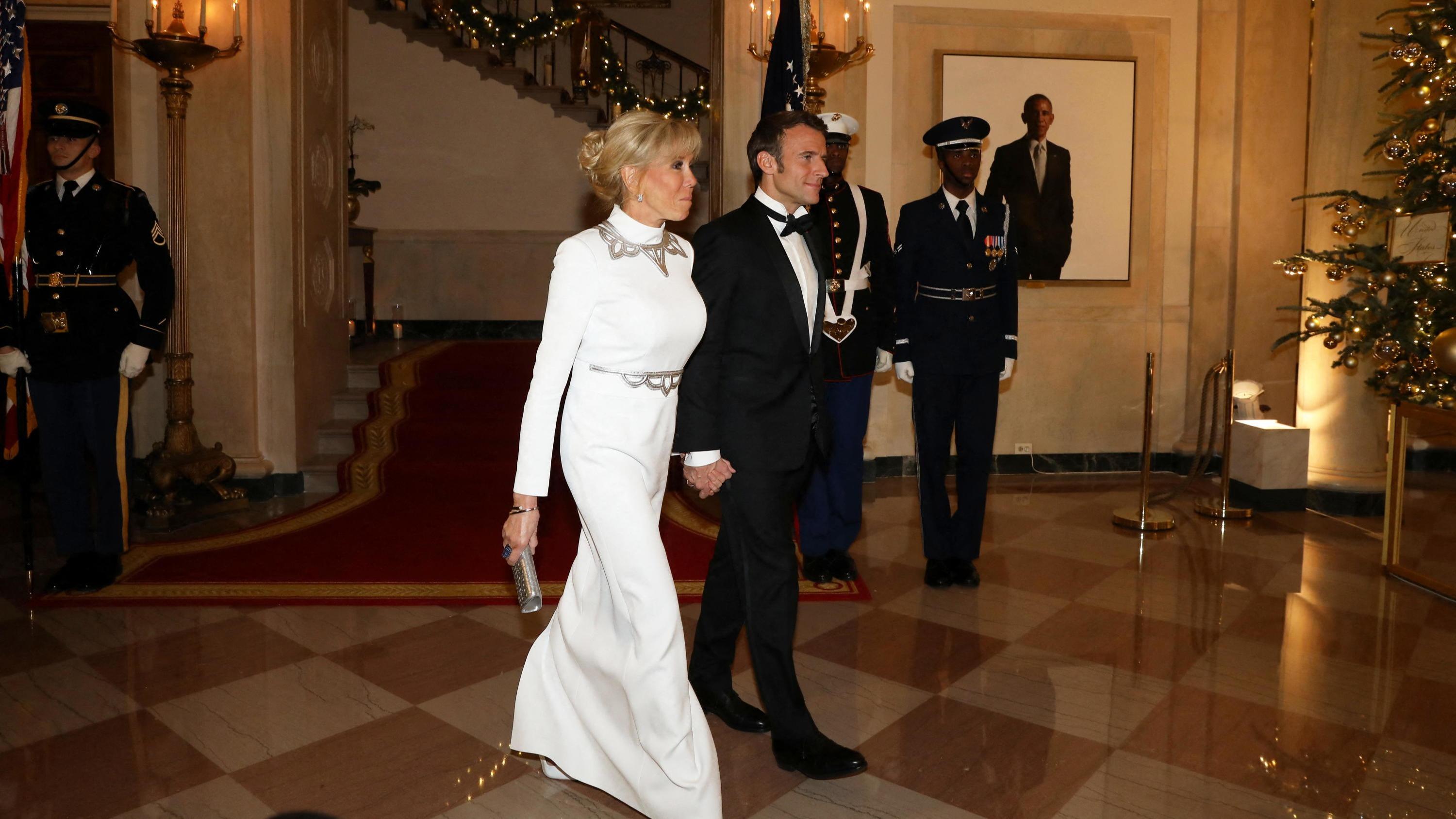 Visite A La Maison Blanche Pour Halloween 2022 Brigitte Macron reste fidèle à la robe longue immaculée pour dîner à la  Maison-Blanche