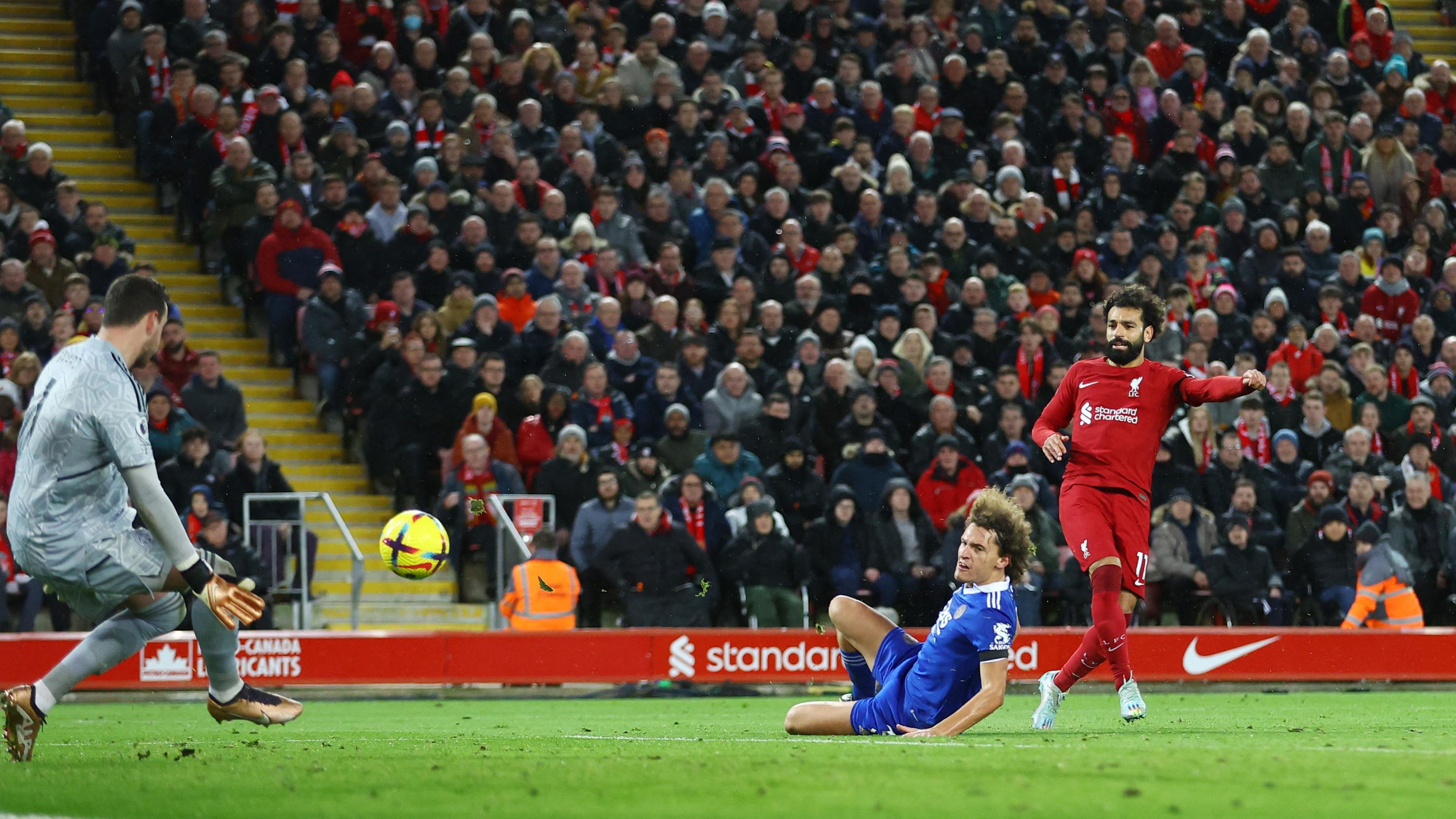 Premier League : grâce à deux buts gags, Liverpool se défait de Leicester