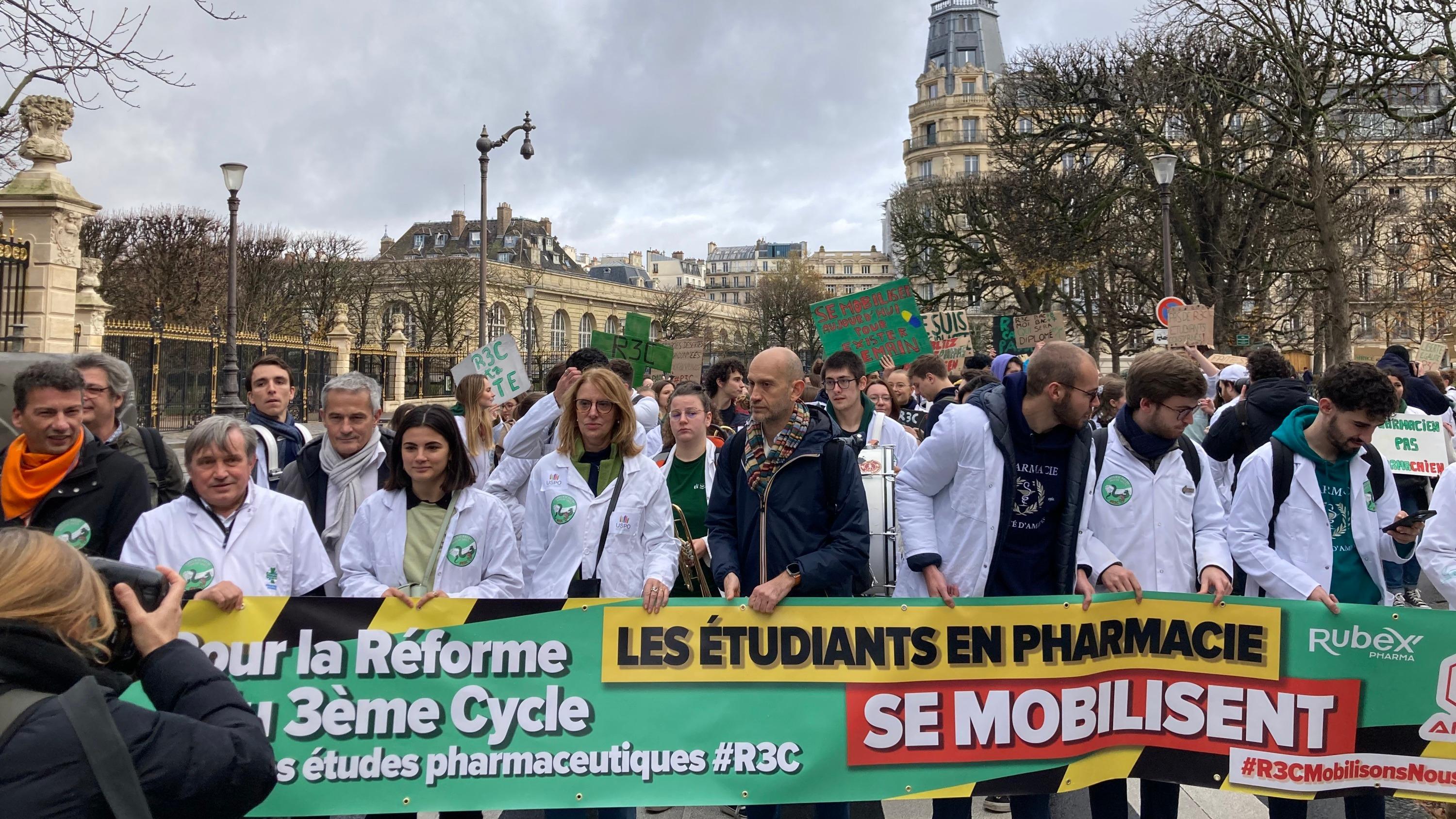 Les pharmaciens et étudiants en pharmacie dans la rue pour