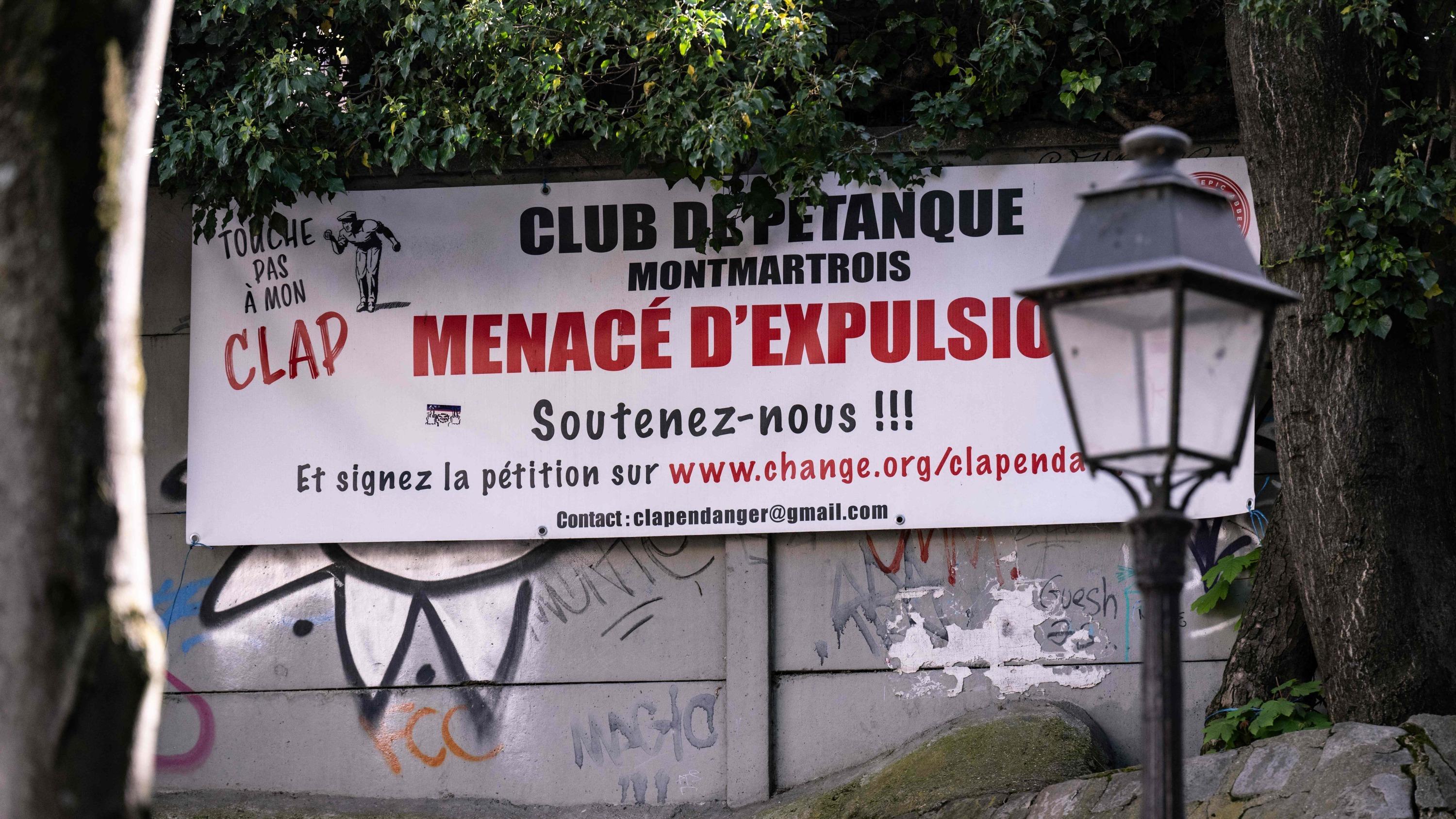 «Après les colonnes Morris, les bouquinistes et le théâtre de Guignol, la maire de Paris tente une nouvelle fois de brader le patrimoine culturel de la ville au profit d'activités lucratives.»