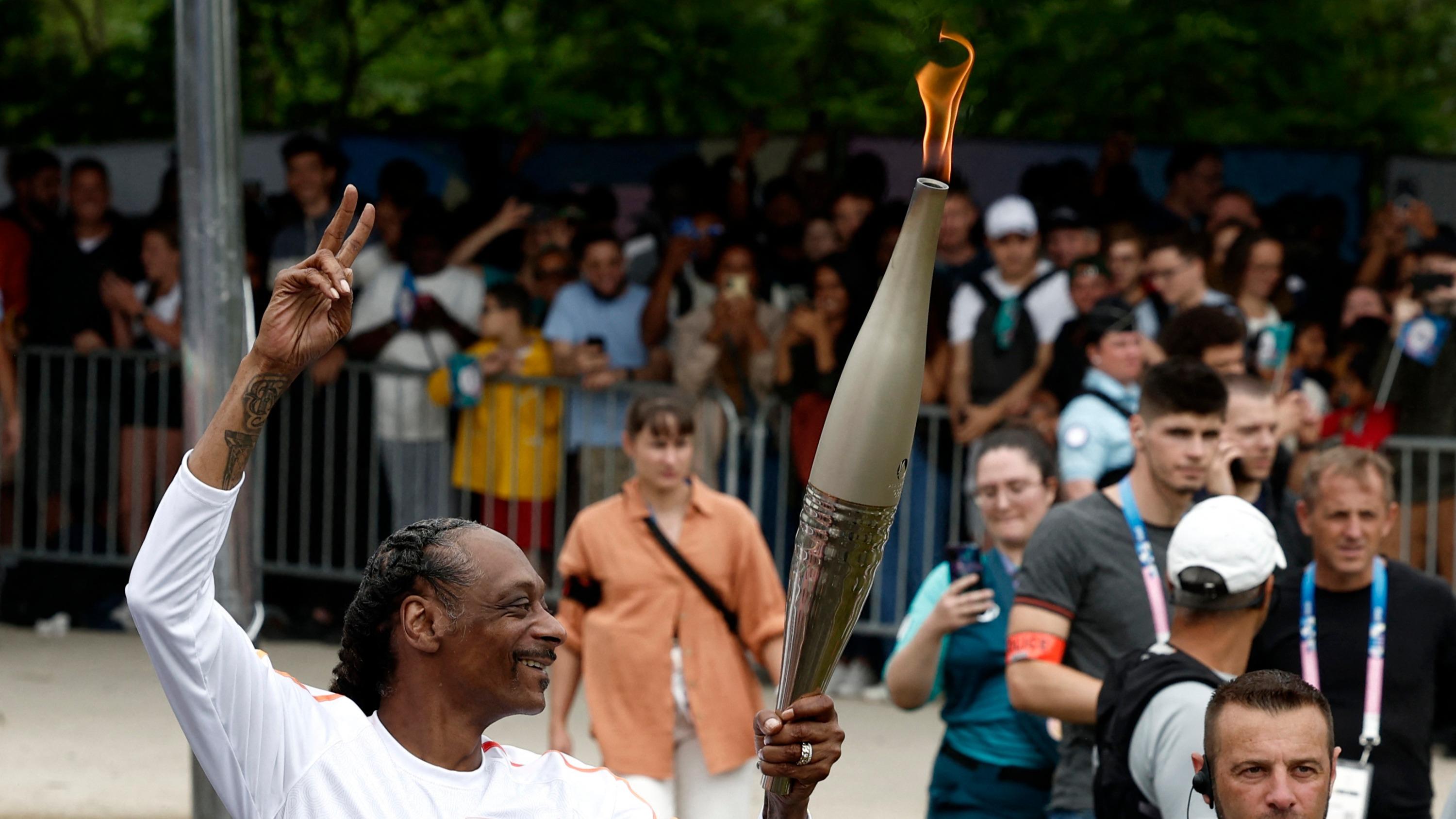 JO Paris 2024 : en vidéo, Snoop Dogg a fait le show en portant la flamme olympique