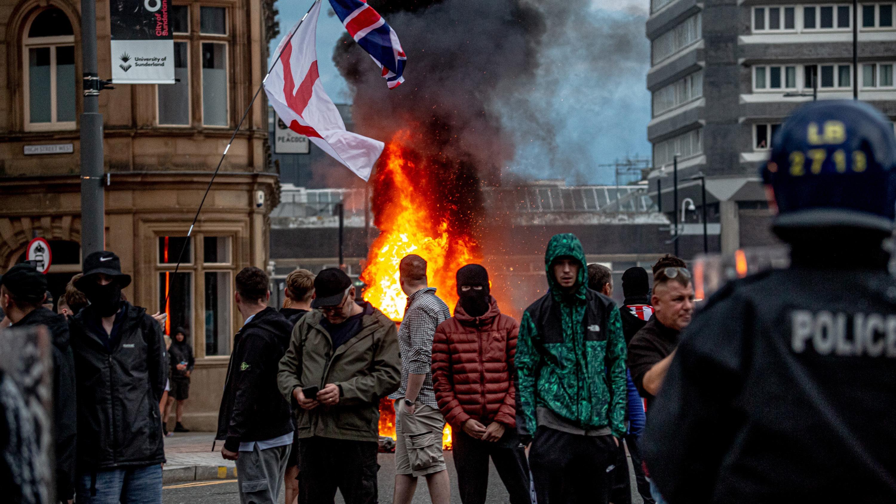 Cette semaine d’émeutes antimigrants qui a traumatisé le Royaume-Uni