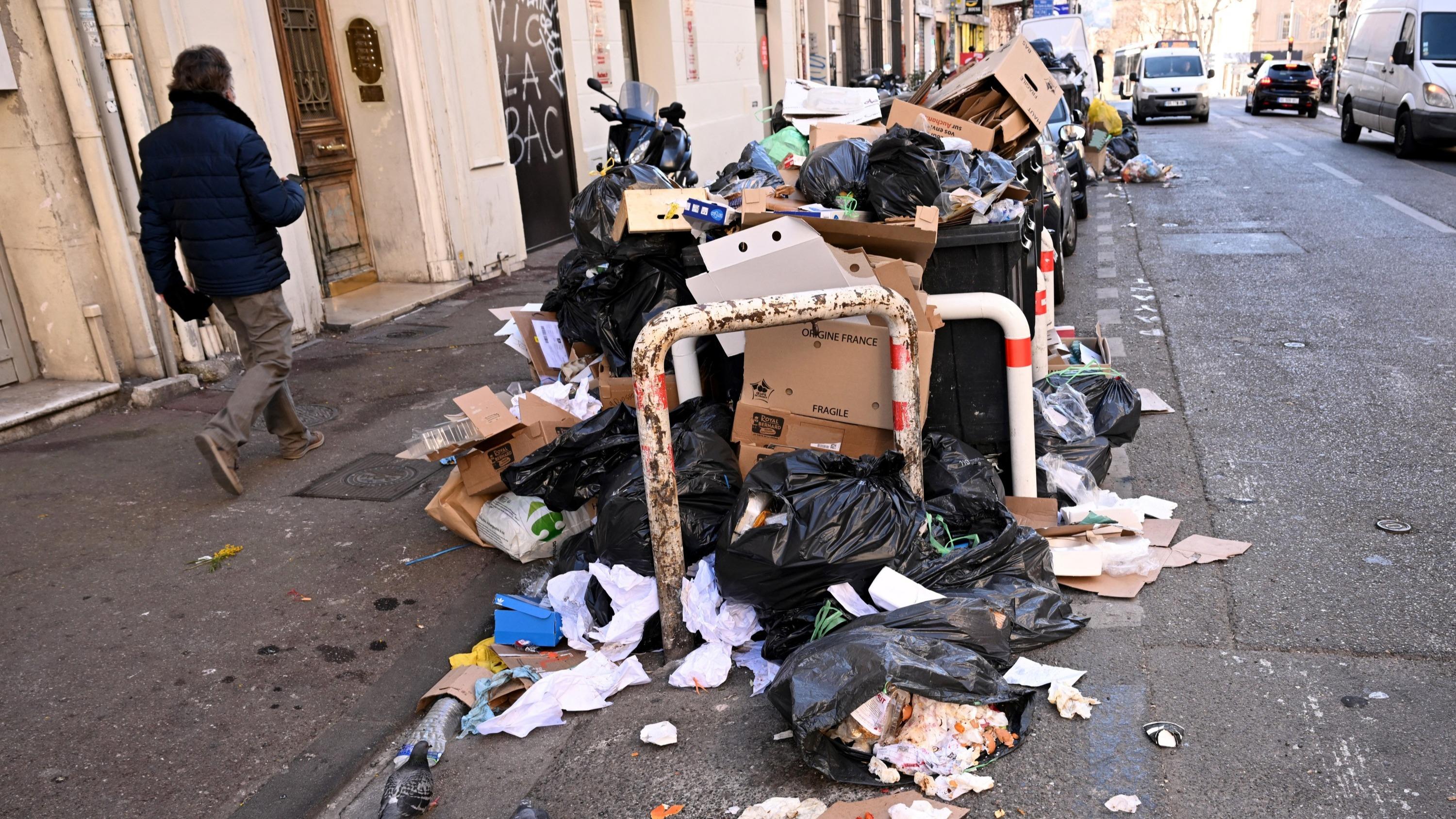 Marseille : une action «coup de poing» sur le Vieux-Port pour alerter sur la gestion «pitoyable» des déchets