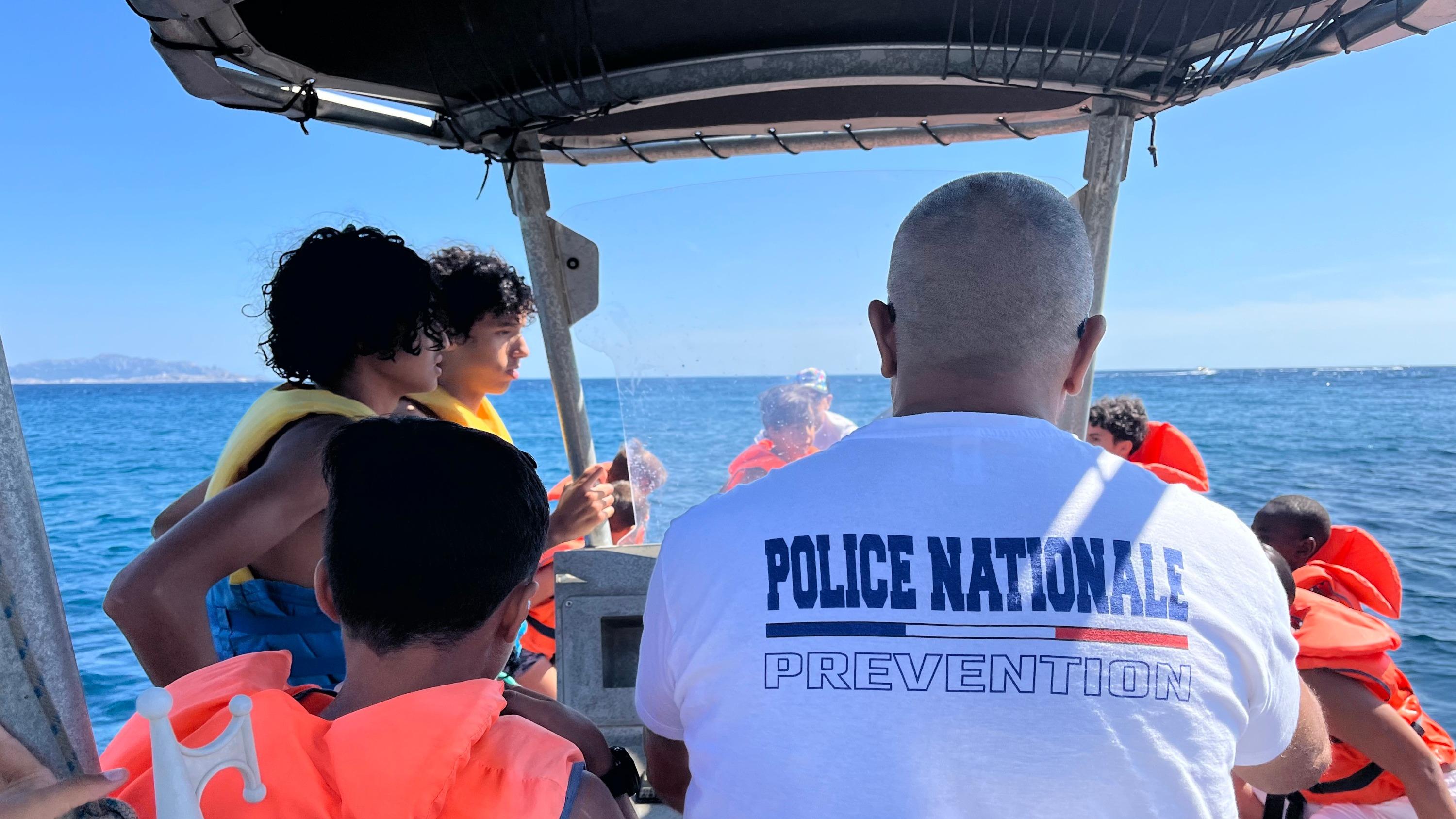 Marseille : des policiers en excursion en mer avec des jeunes des quartiers nord pour «changer leur regard sur les flics»