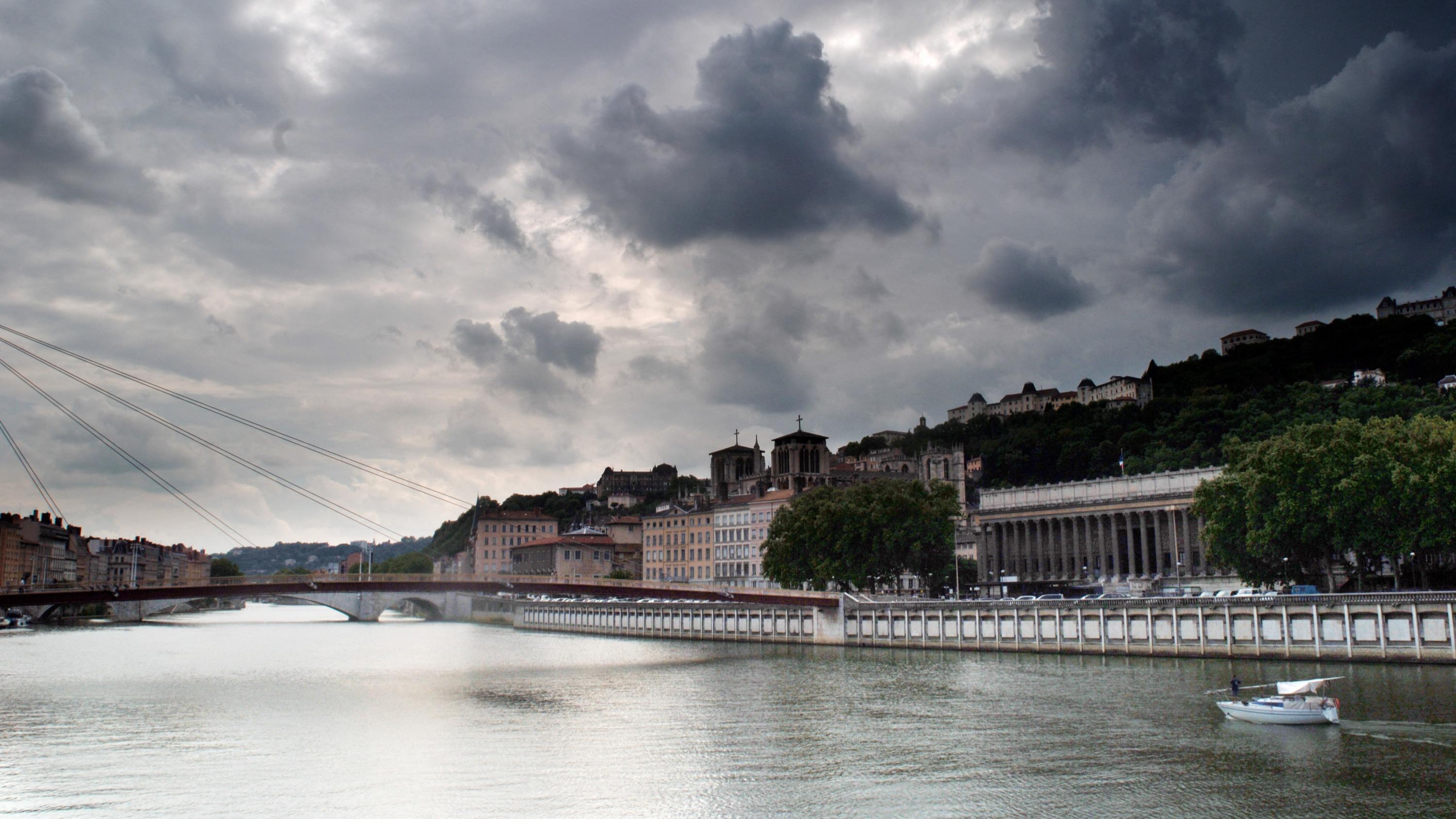 Lyon : un «yacht de plaisance» prend l'eau sur la Saône, les pompiers obligés d’intervenir