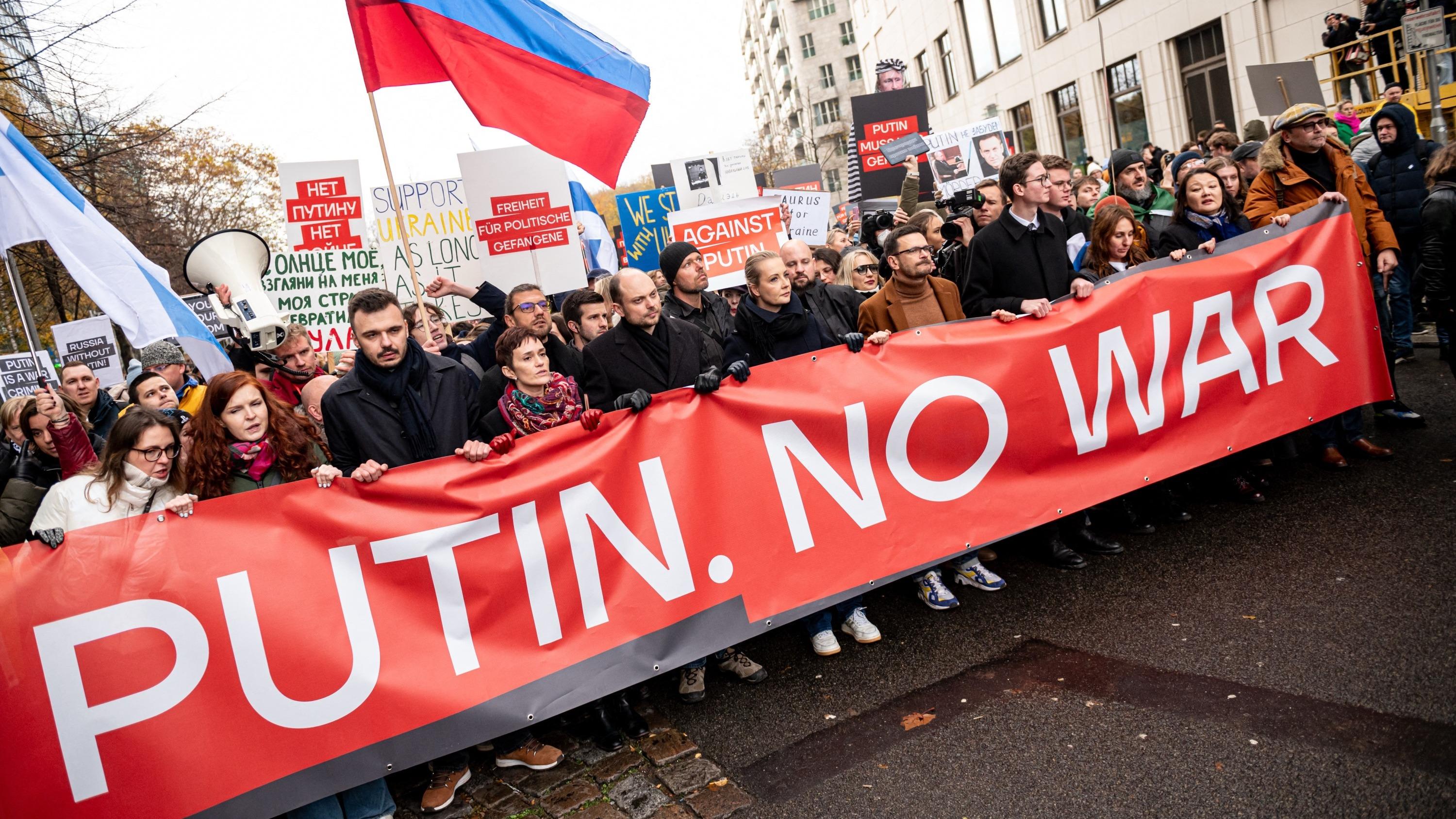 À Berlin, l’opposition russe en exil organise sa première grande manifestation à l’étranger