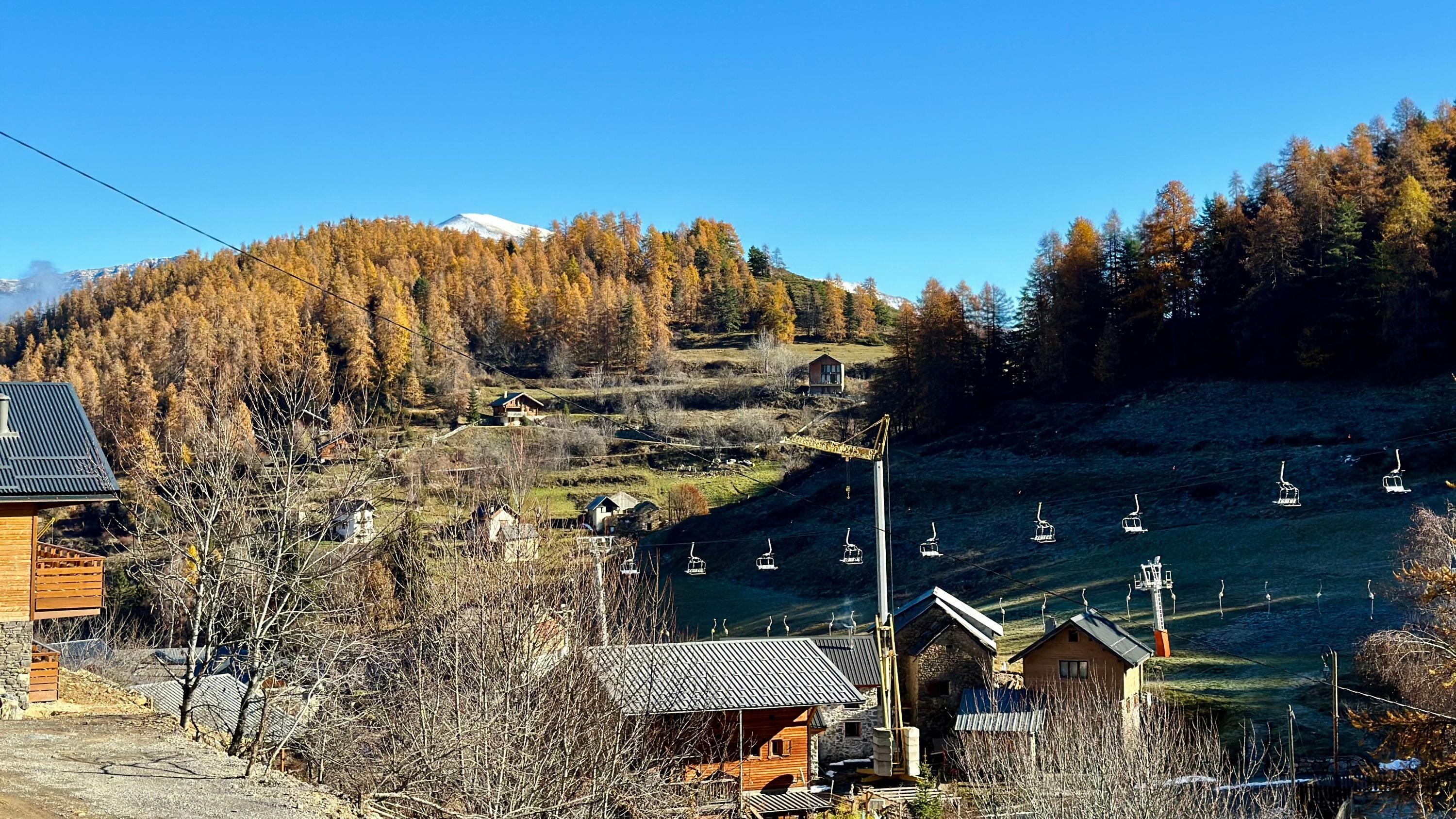 «Le tout ski, c’est fini !» : face au manque de neige, cette petite station des Alpes-Maritimes se réinvente pour survivre