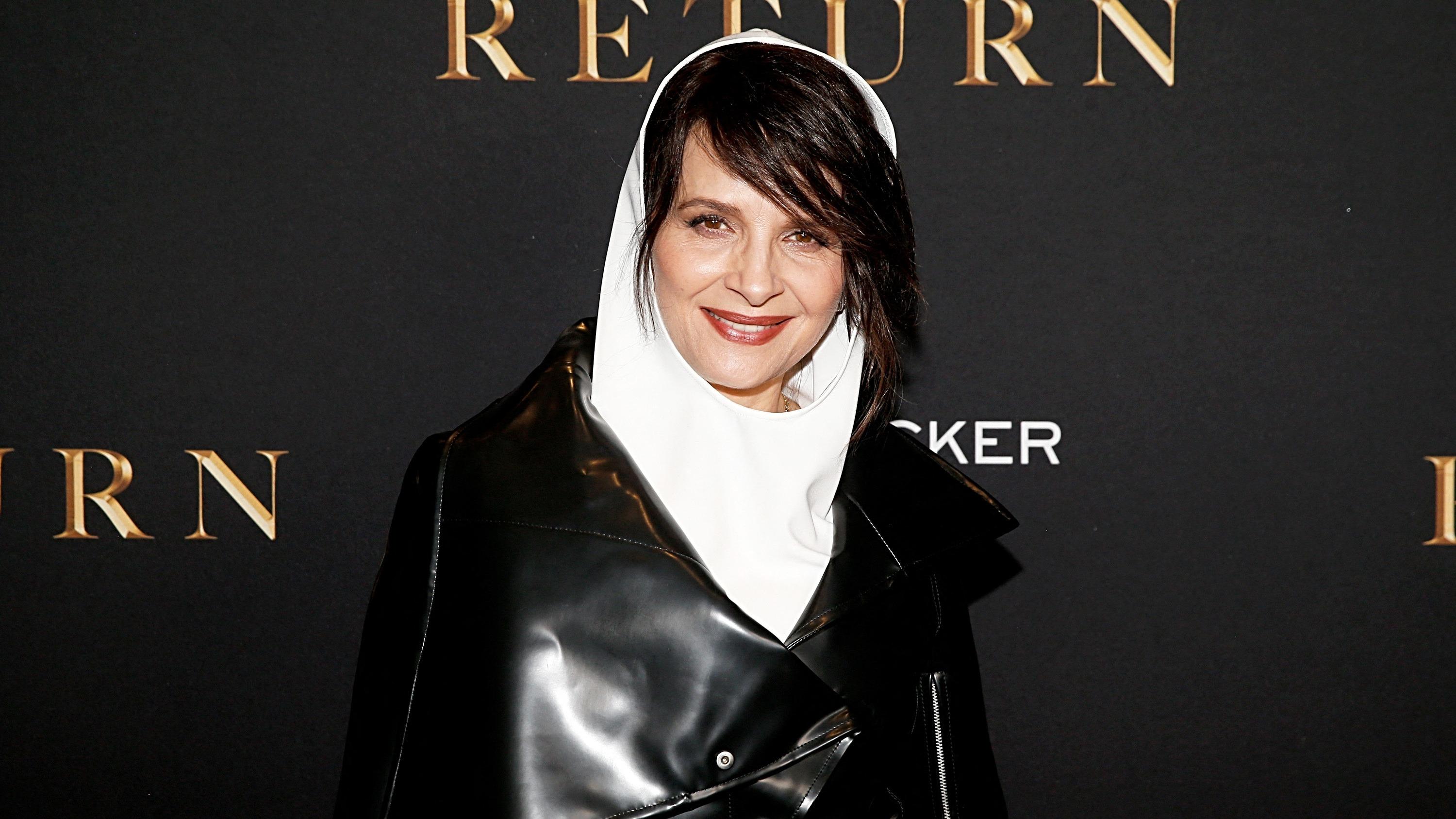 Manteau de cuir et cagoule blanche, Juliette Binoche mélange les styles à New York