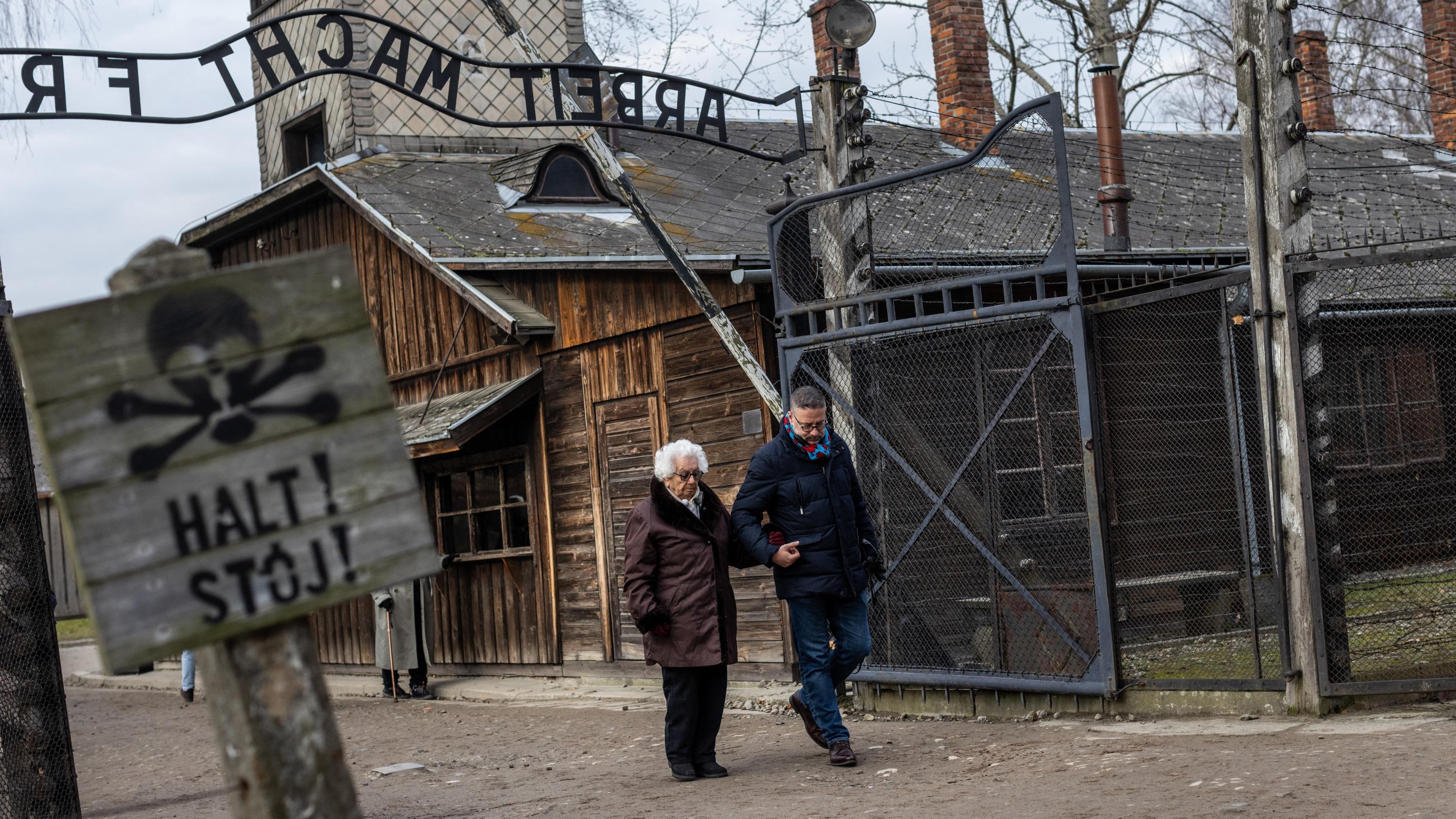 À Auschwitz, Esther Senot, 97 ans, raconte sa déportation à des lycéens