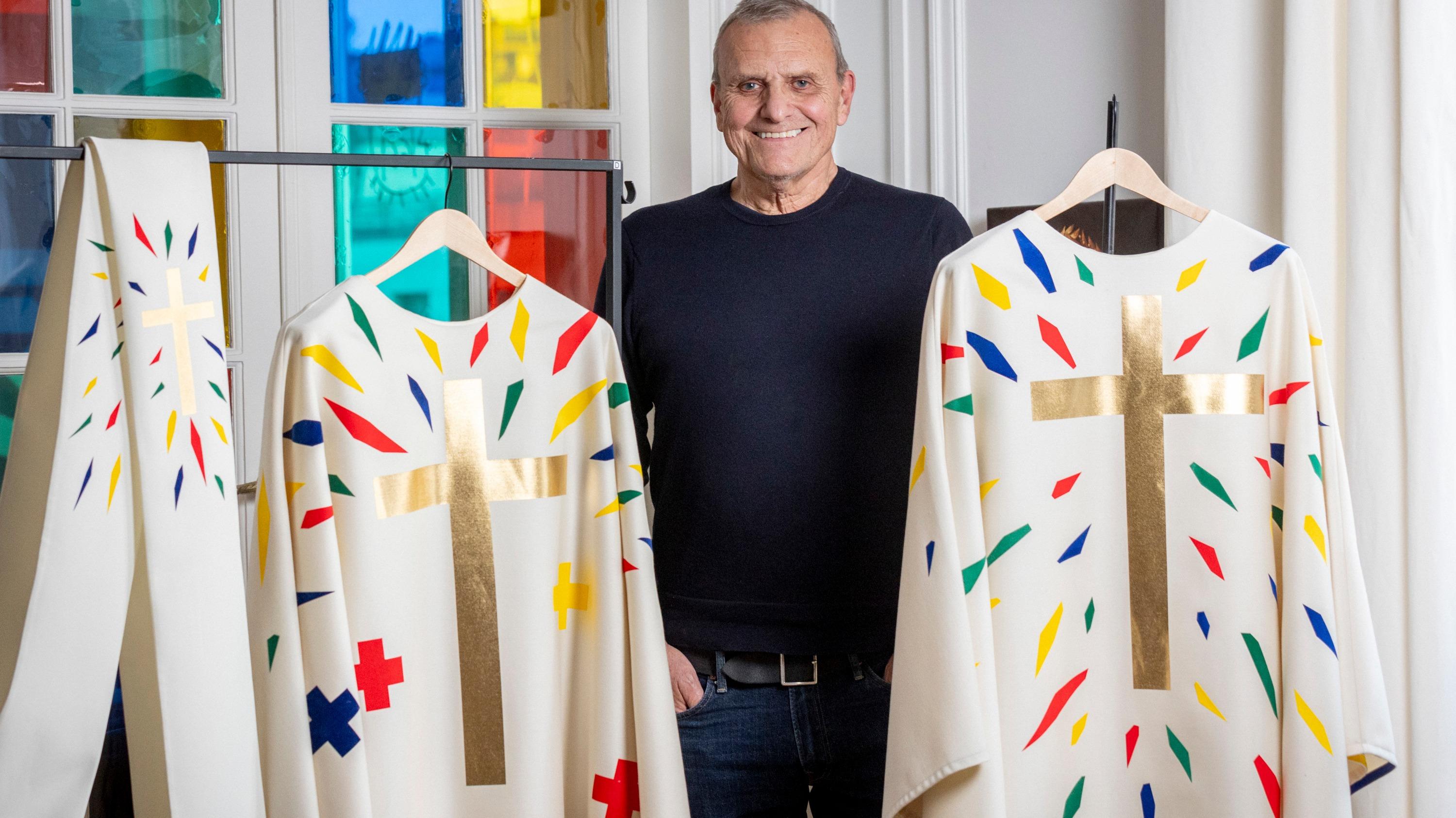 Qui est Jean-Charles de Castelbajac, dessinateur des vêtements liturgiques pour la réouverture de Notre-Dame?