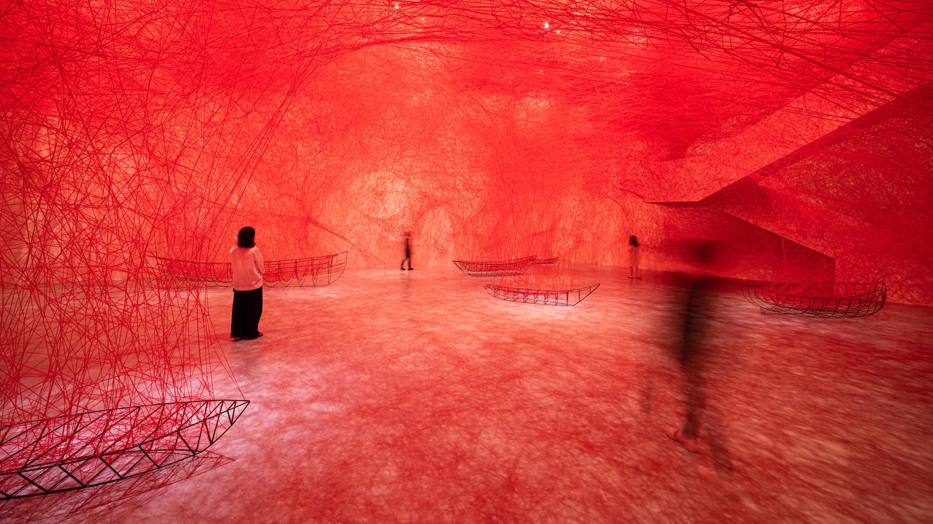 Grand Palais : les fabuleuses toiles de laine de Chiharu Shiota ouvrent la saison artistique