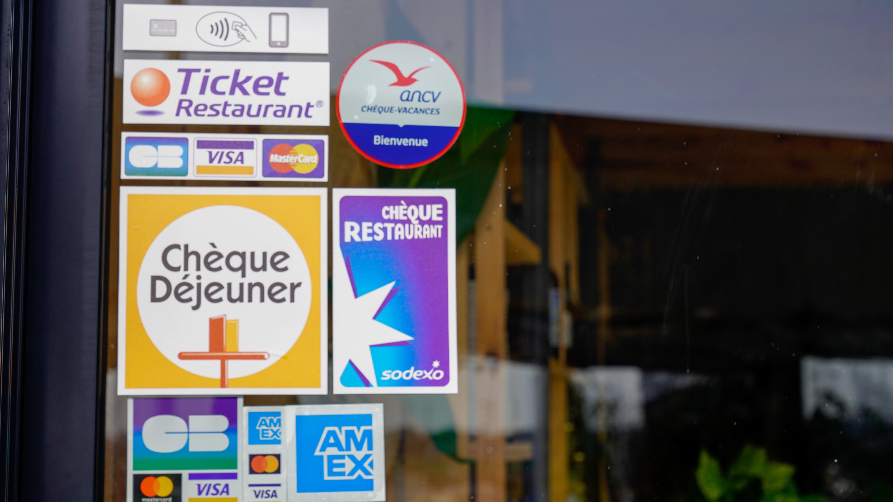 «C’est à peine le prix d’une entrée» : faut-il augmenter la valeur des tickets-restaurant ?