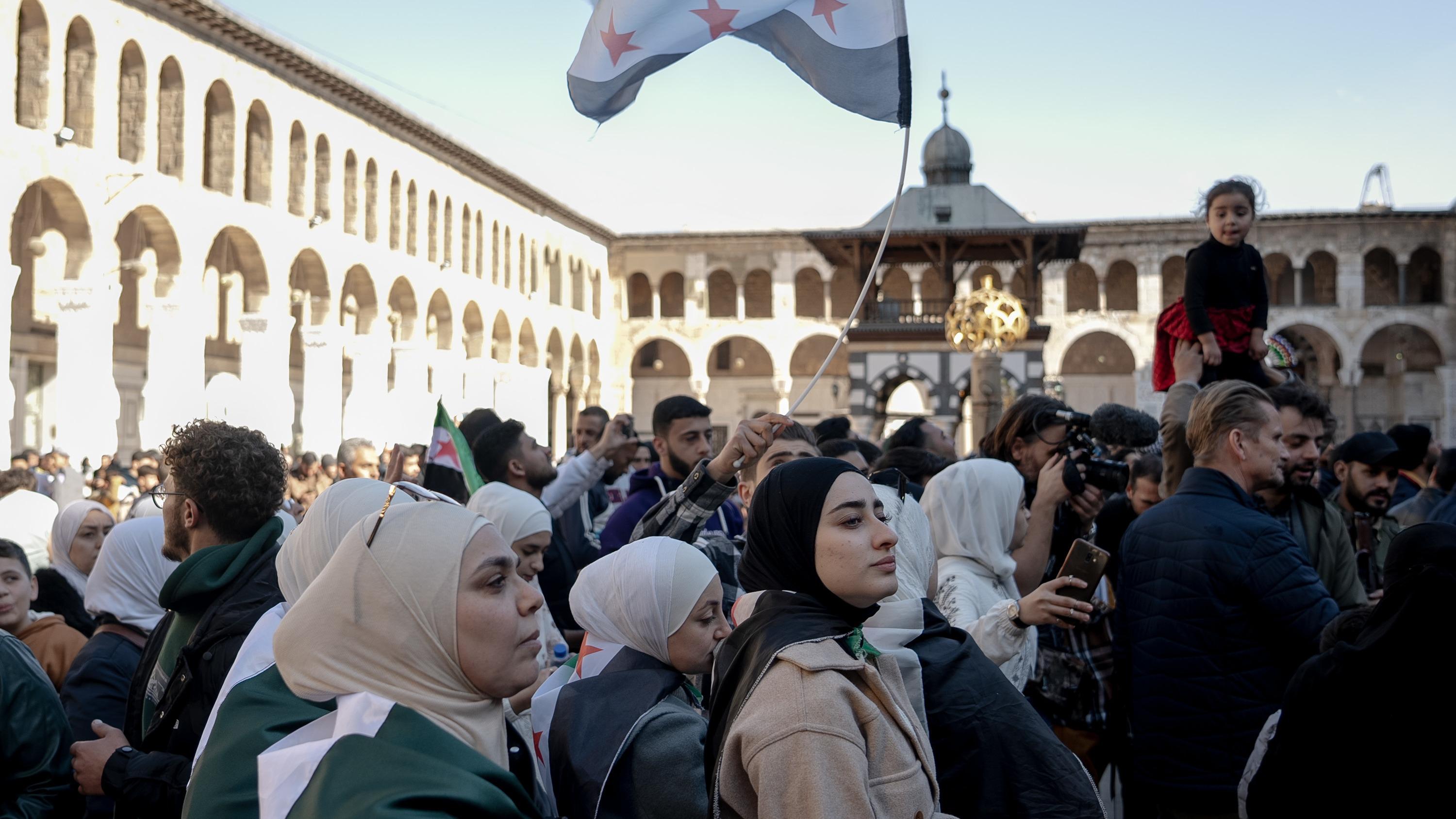 Syrie : dans la Grande Mosquée des Omeyyades, des milliers de personnes célèbrent une nouvelle ère