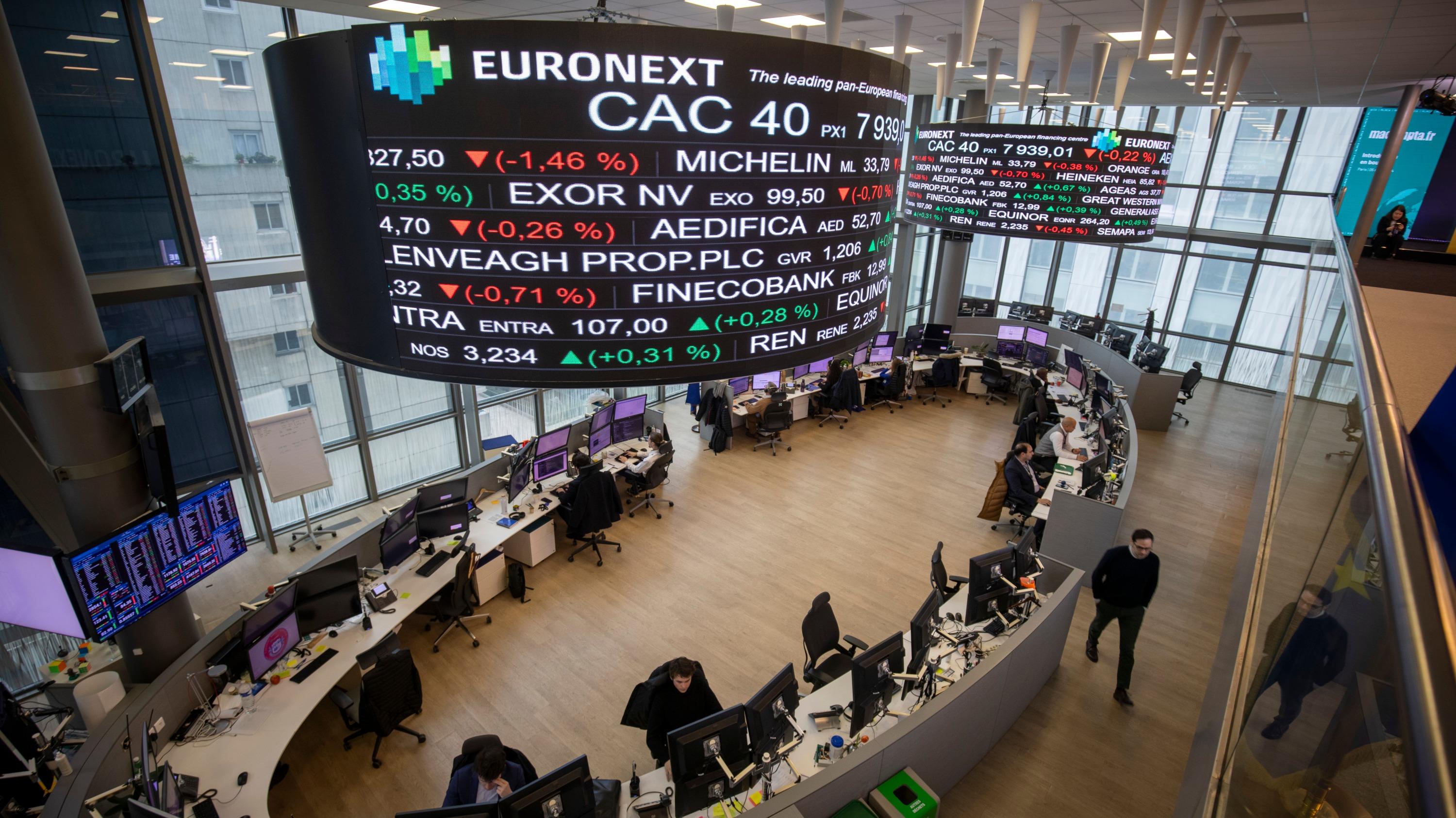Ambiance au siège d'Euronext, opérateur boursier paneuropéen. La salle de surveillance des marchés, avec les cotations sur les écrans géants (CAC 40).