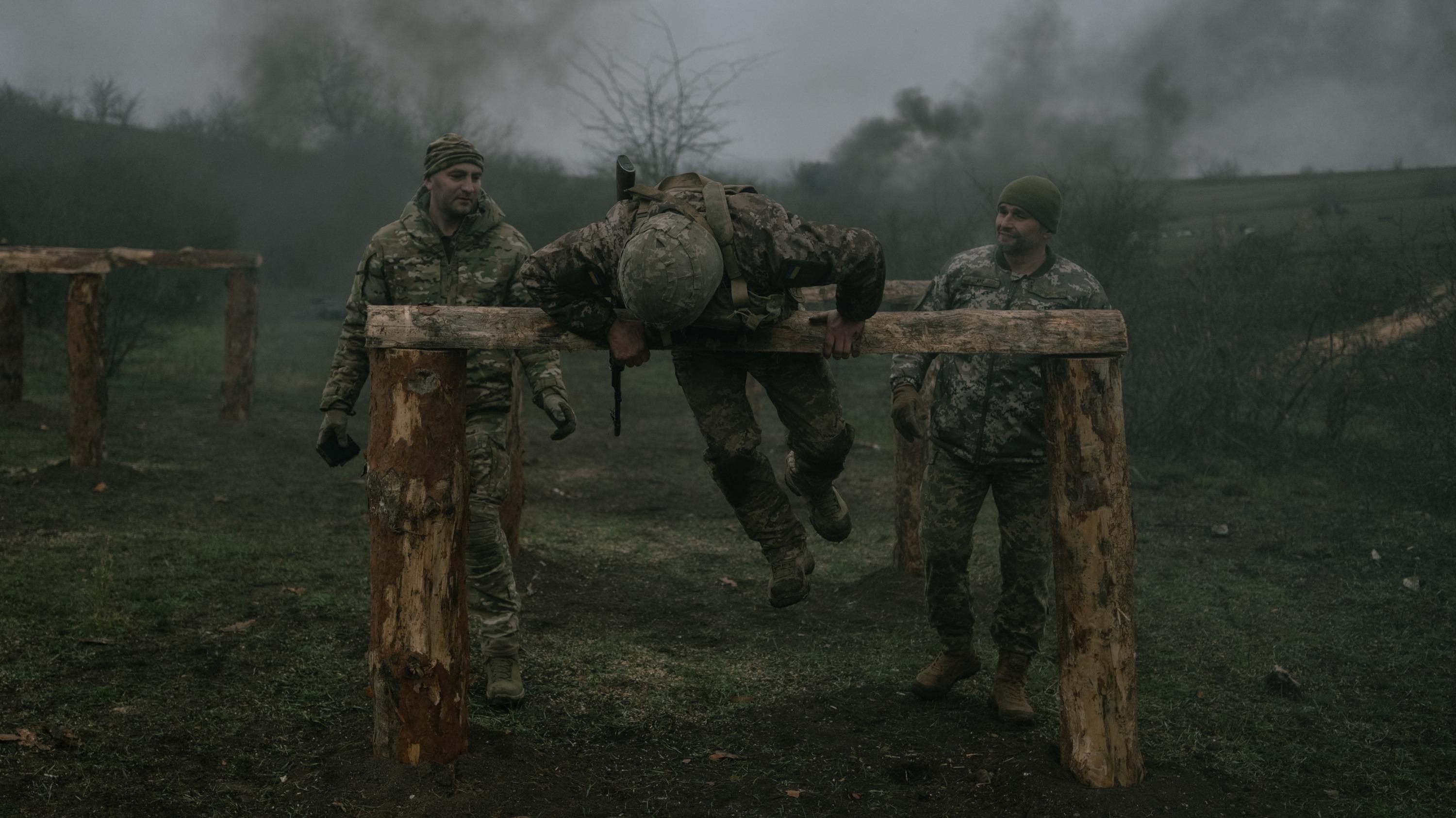 Sur le front de l’Est, l’armée ukrainienne au défi de recruter des soldats qualifiés: le récit de l’envoyé spécial du Figaro