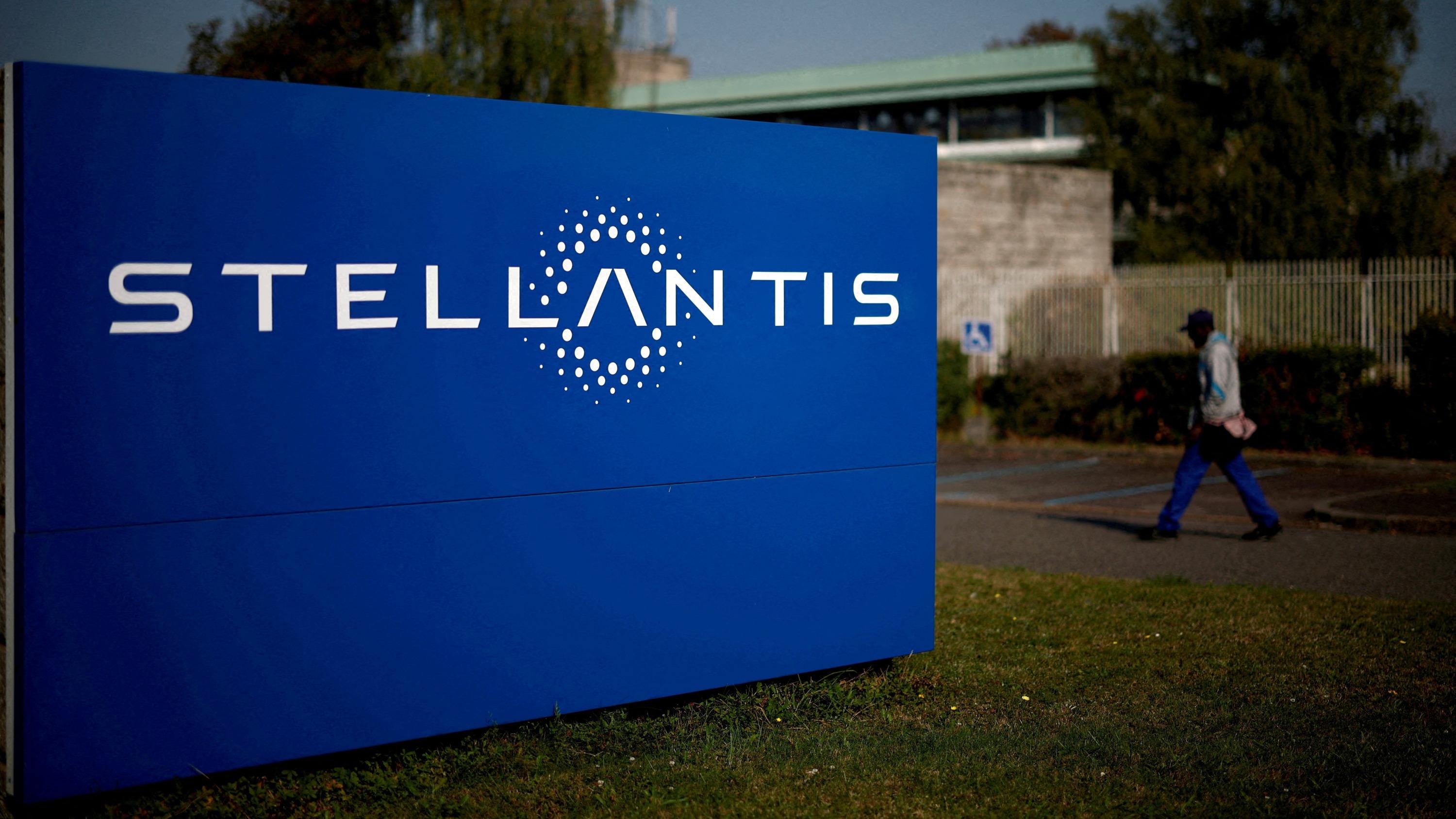 Stellantis prêt à acheter des crédits d'émission de CO2 à Tesla pour éviter les amendes