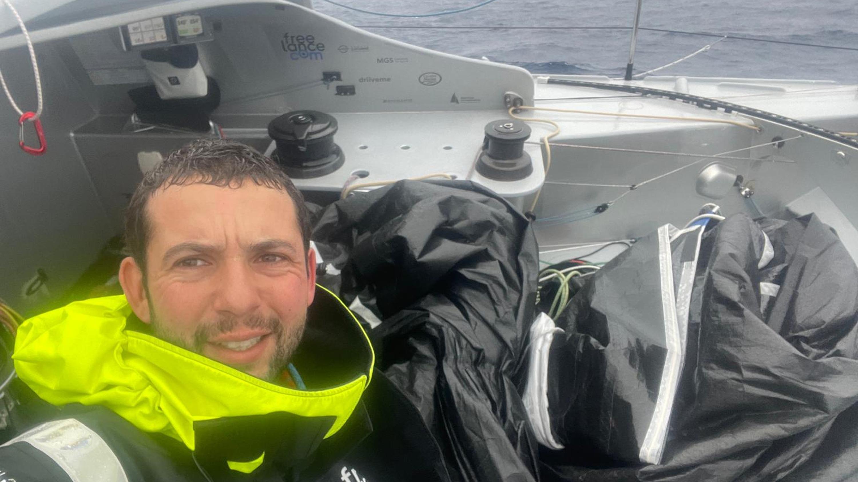 Vendée Globe : Guirec Soudée plonge dans l’eau glacée du cap Horn pour récupérer une voile coincée sous la coque