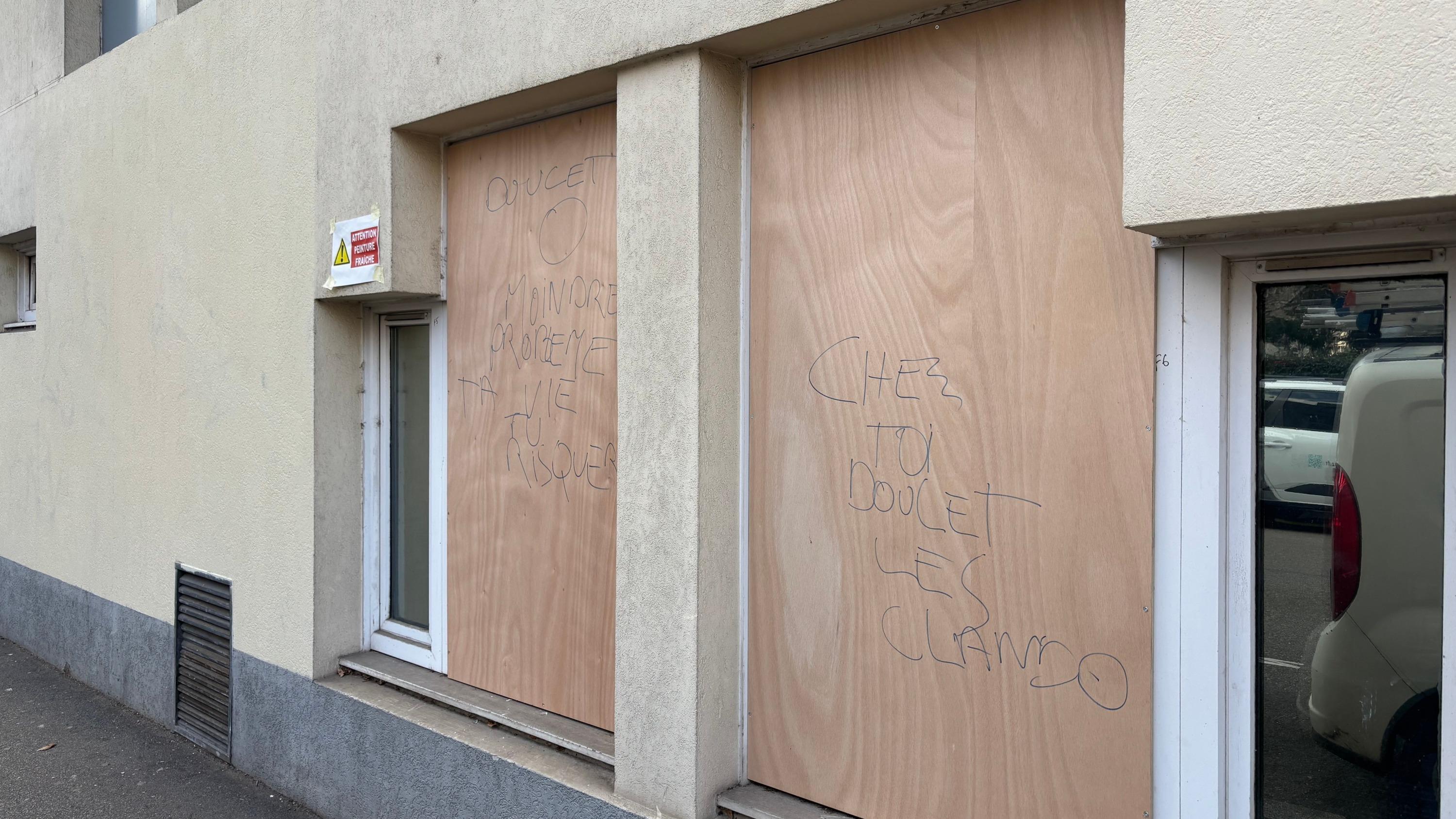 «Doucet, au moindre problème ta vie tu risques» : des tags menaçants visant le maire de Lyon inscrits sur un centre d’accueil de mineurs isolés