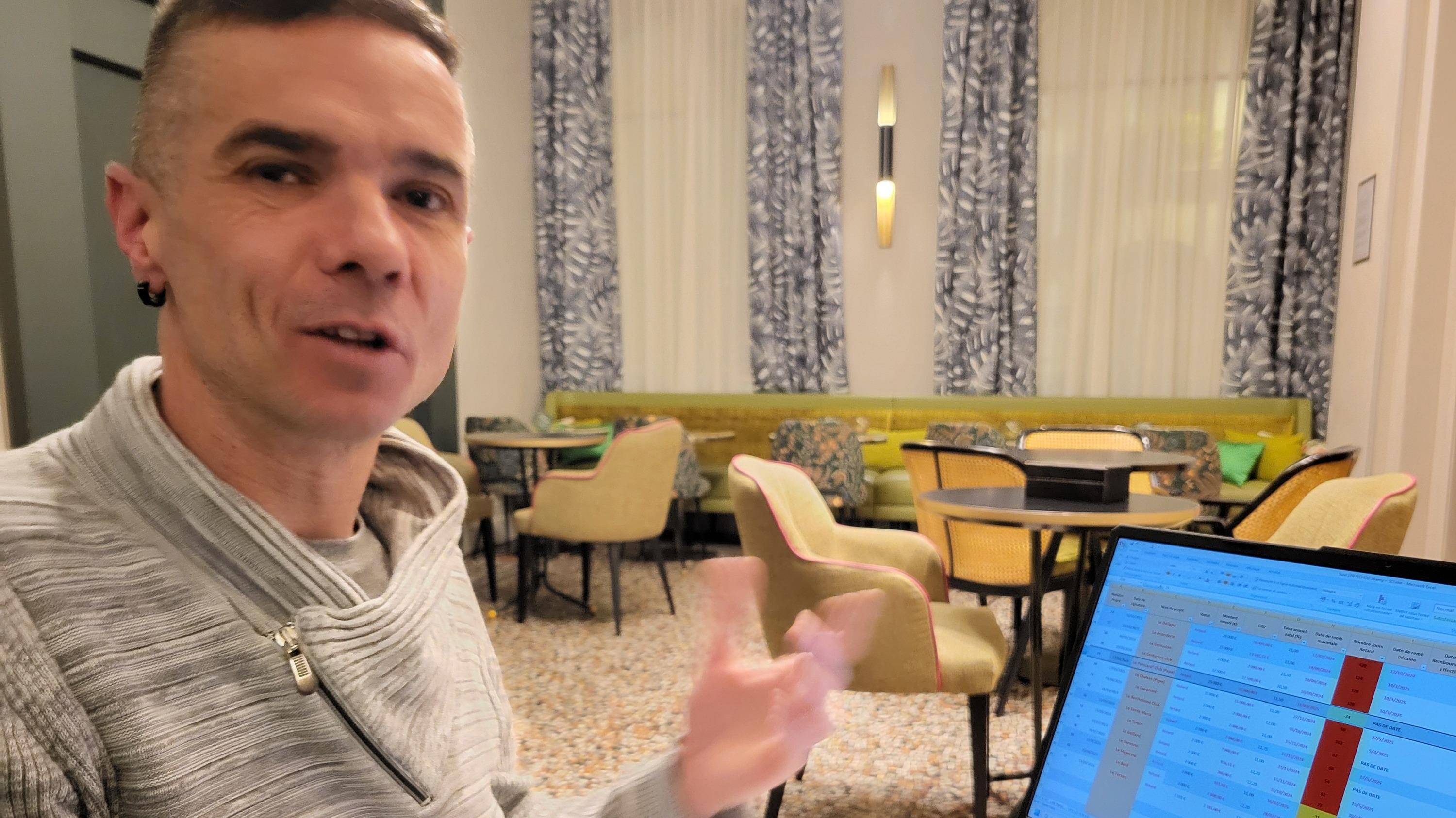 Jérémy, le jeudi 16 janvier 2025 à Paris, devant son ordinateur où tous les projets dans lesquels il investit font l’objet d’un suivi rigoureux.