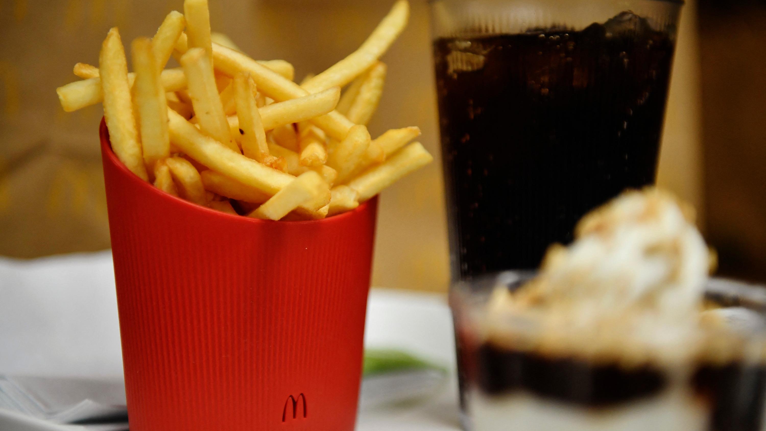 «Le directeur n’a pas voulu me croire» : il trouve un clou dans ses frites chez McDonald’s