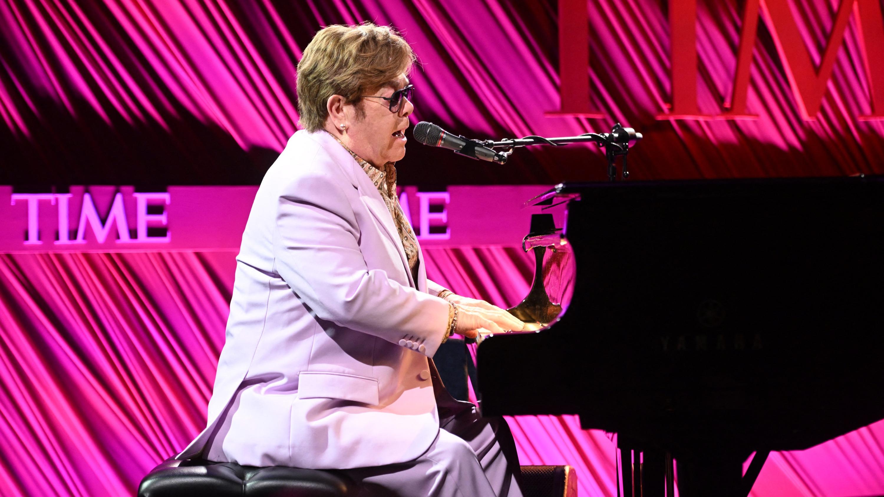 Elton John sortira un nouvel album en duo avec Brandi Carlile intitulé « Who Believes In Angels ? »