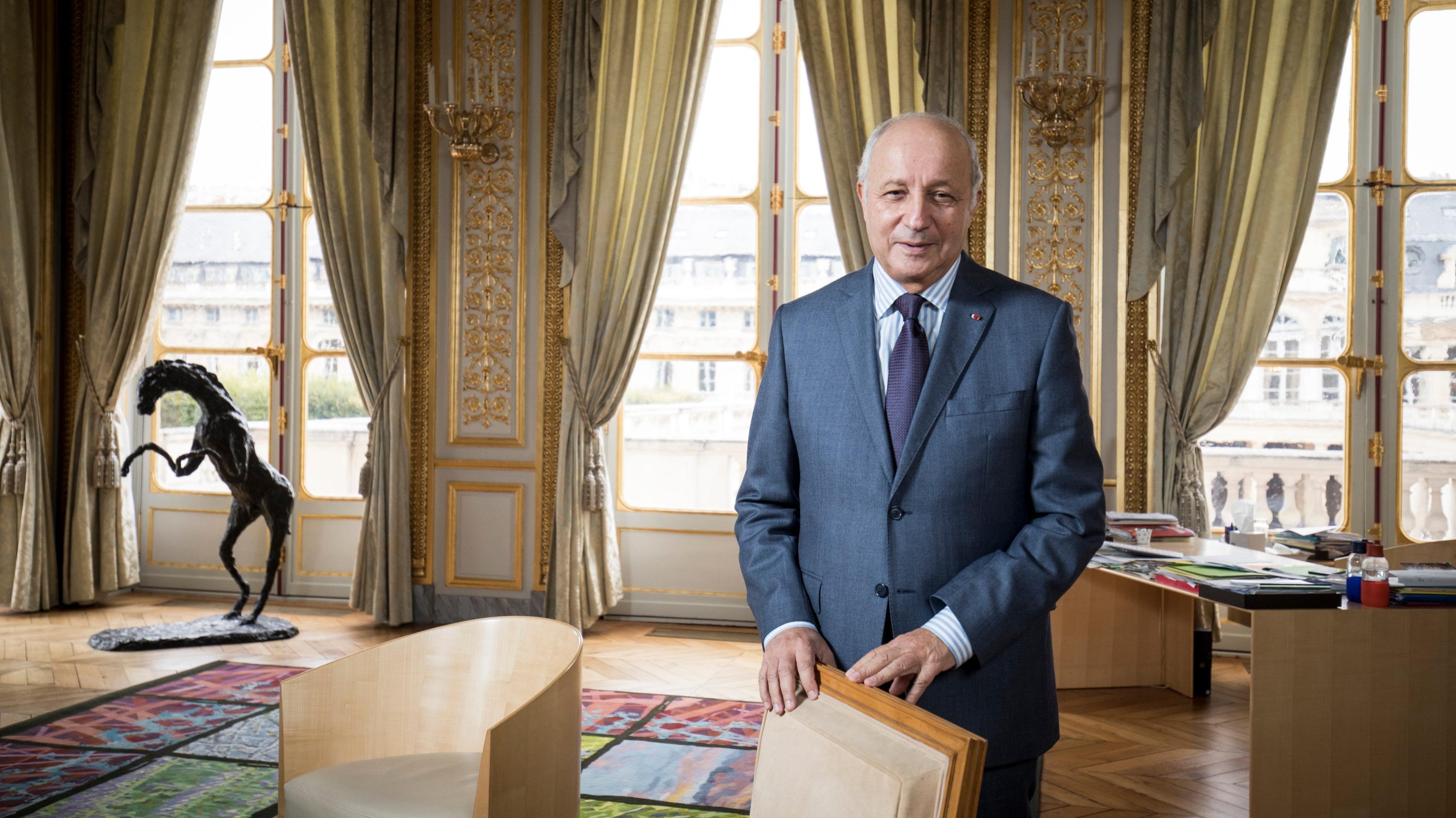 Laurent Fabius : un mandat à la tête du Conseil constitutionnel marqué par les crises dans une société fracturée