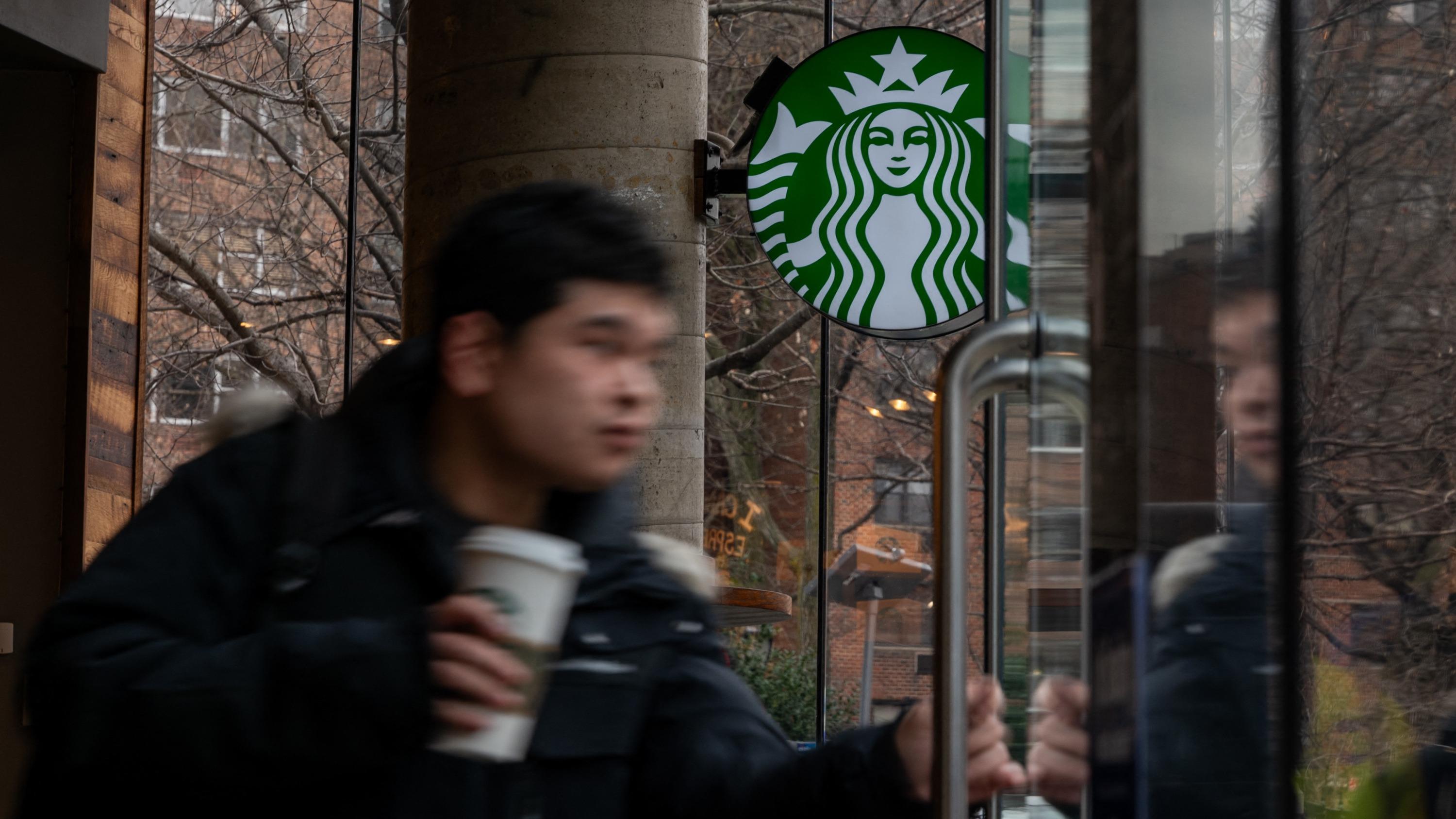 En difficultés, Starbucks réduit son menu et licencie 1100 employés