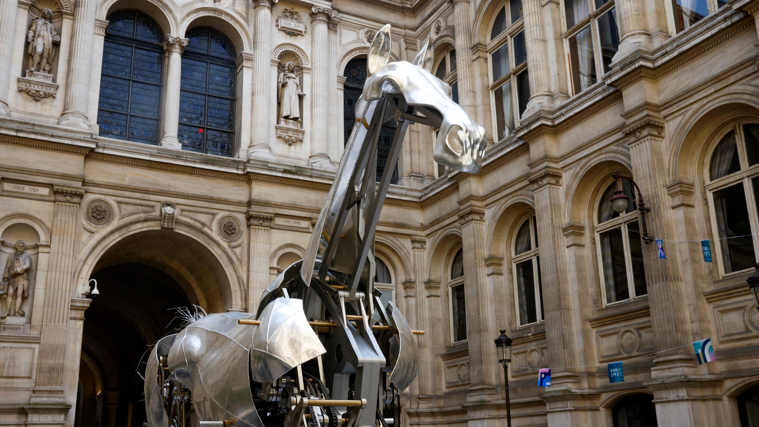 Zeus, le cheval métallique des Jeux olympiques part en tournée dans toute la France