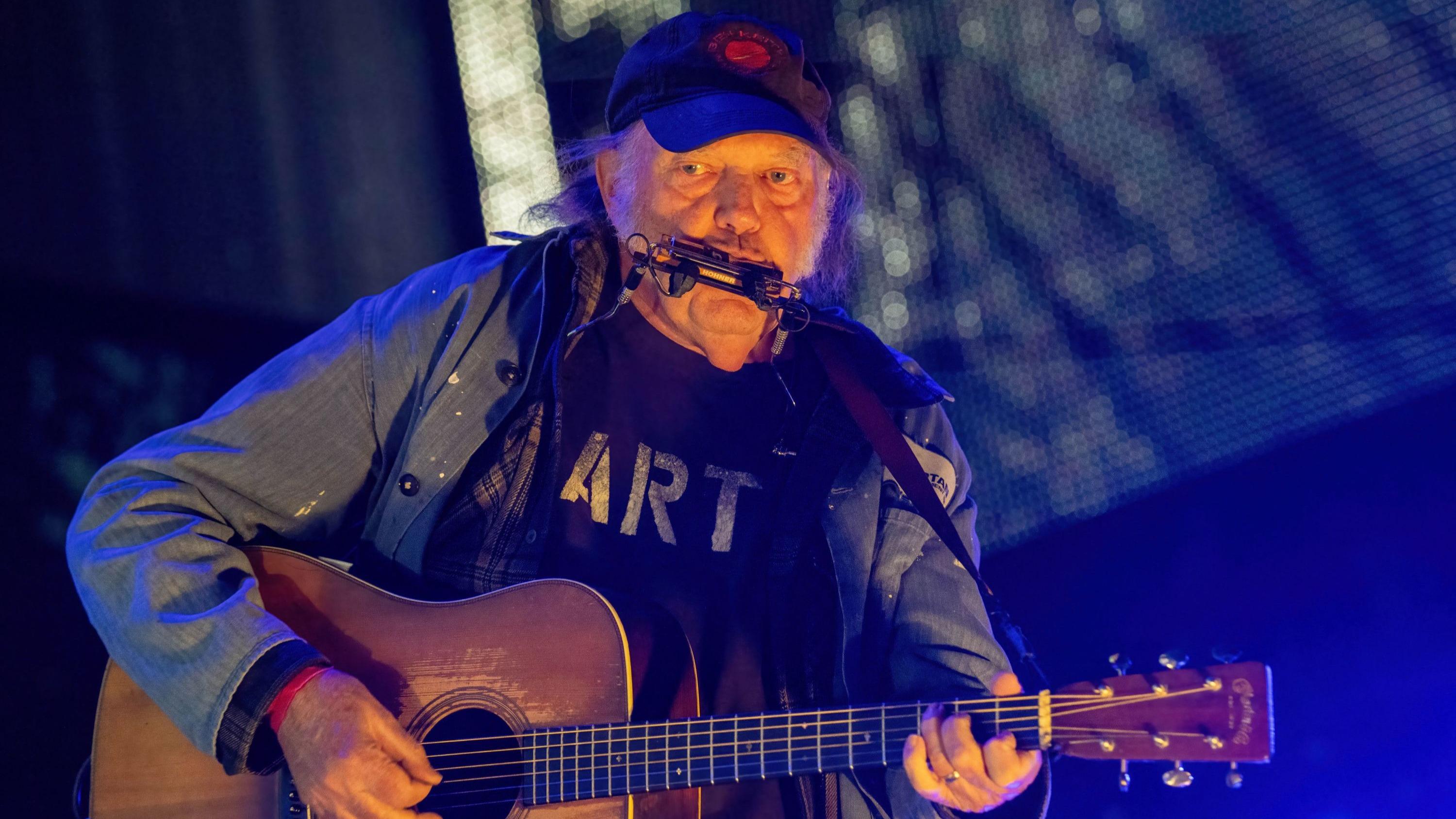 Neil Young aimerait faire un concert gratuit en Ukraine au printemps