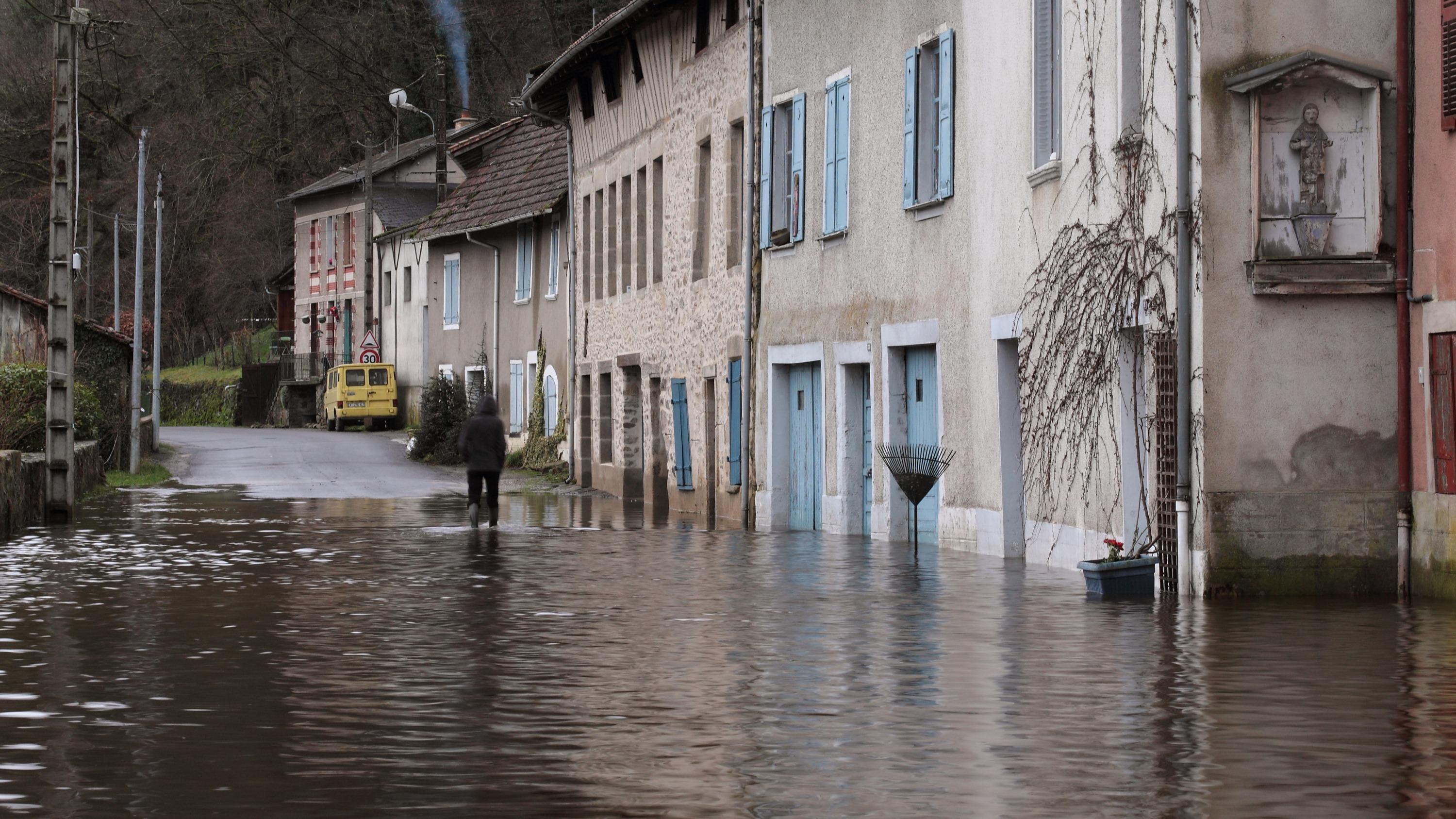 Canicules, inondations, sécheresses : le plan d’adaptation au réchauffement de la France est-il à la hauteur ?