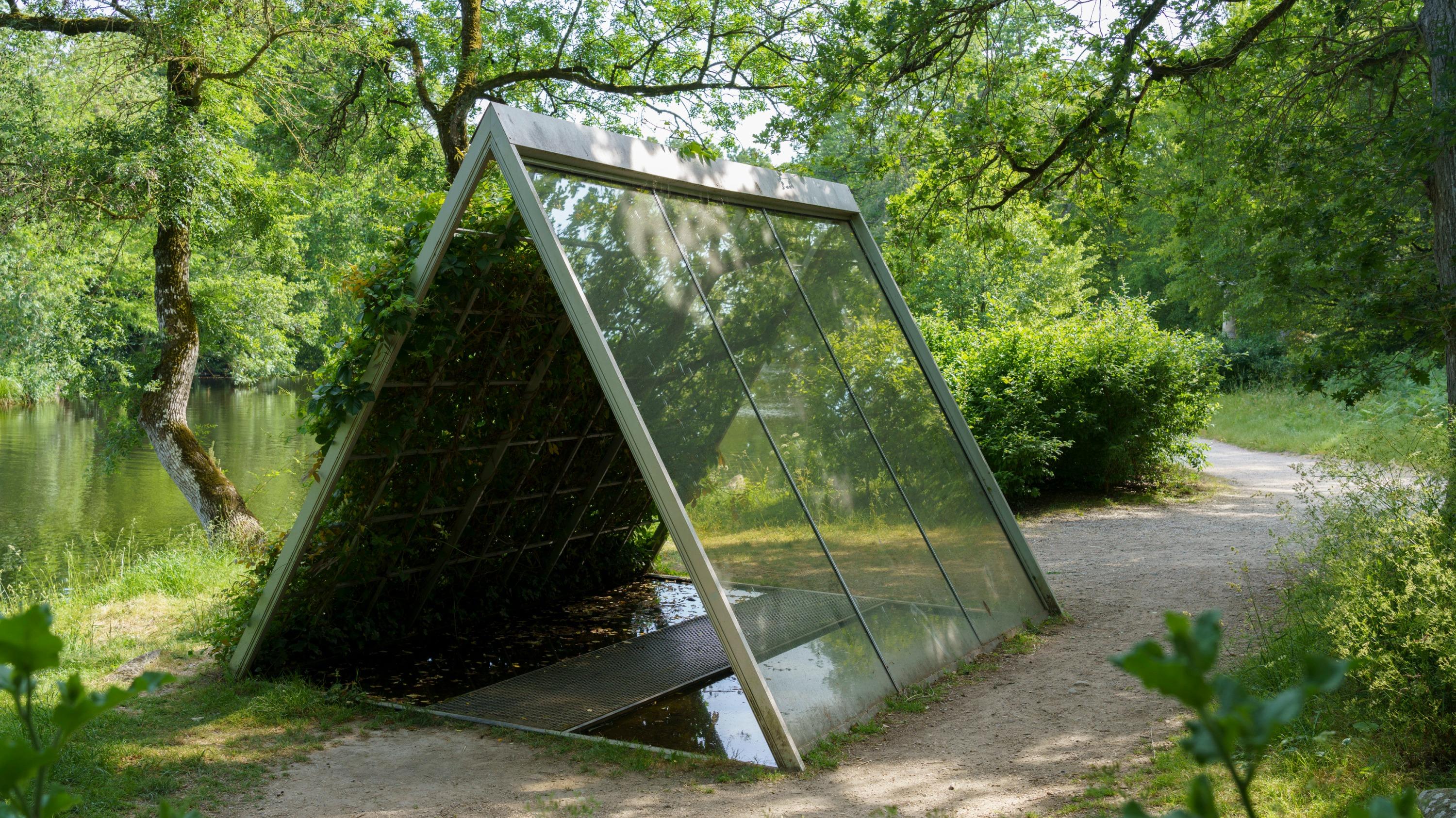 Une œuvre d’art contemporain de l’artiste américain Dan Graham détruite par la chute d’un arbre, près de Clisson