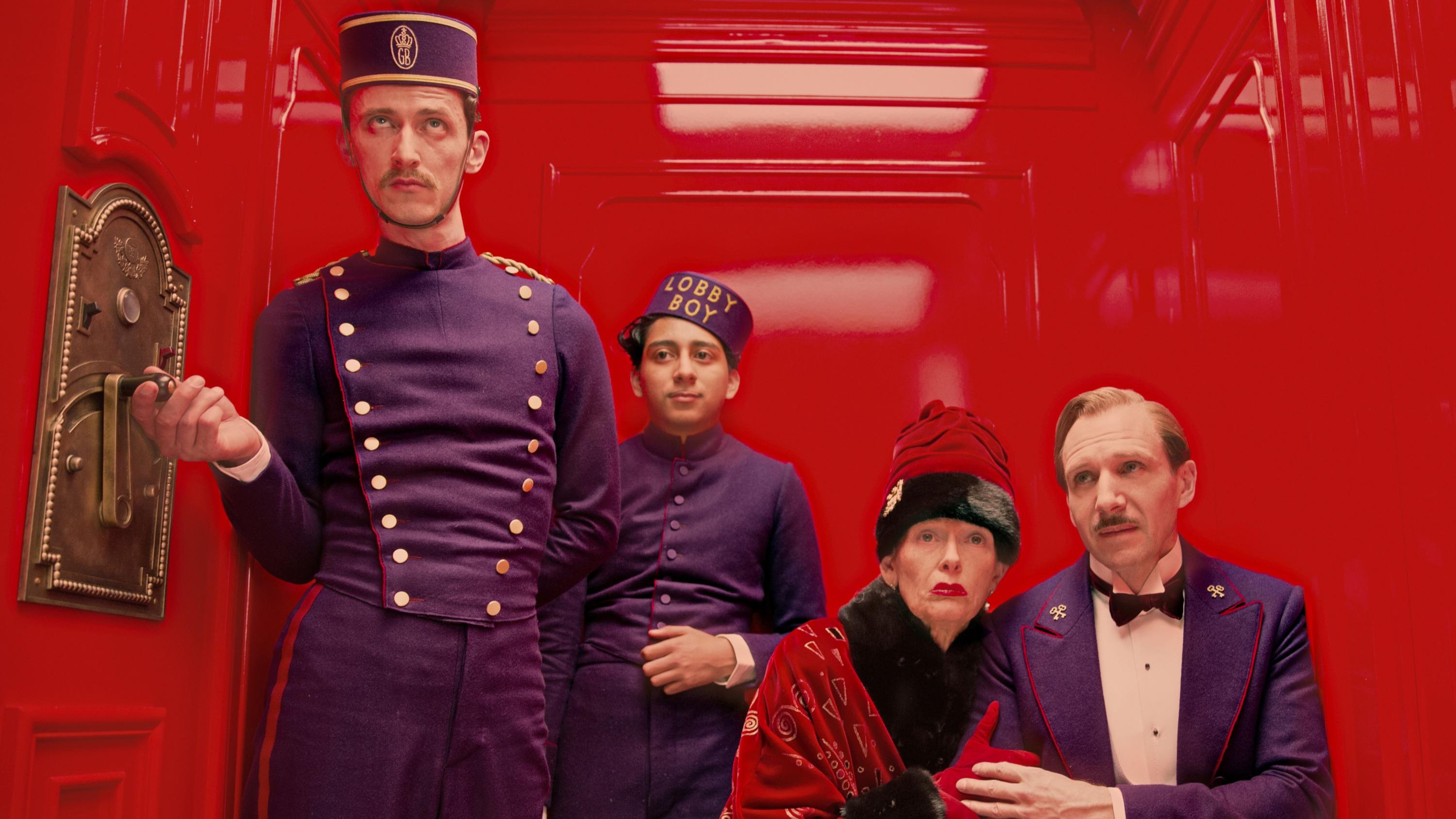 Façade chantilly, télégramme ensanglanté, gâteaux roses… Les boîtes au trésor de Wes Anderson exposées à la Cinémathèque