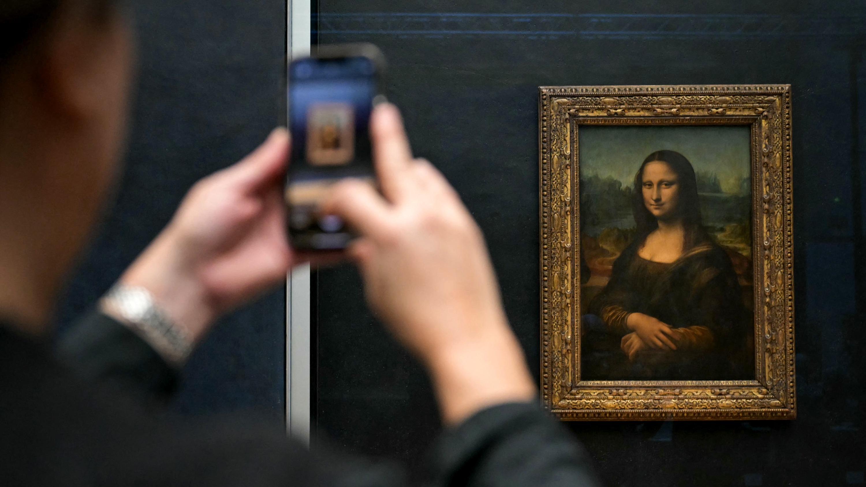 Des répliques d’œuvres du Louvre exposées dans un centre commercial à Rosny-sous-Bois