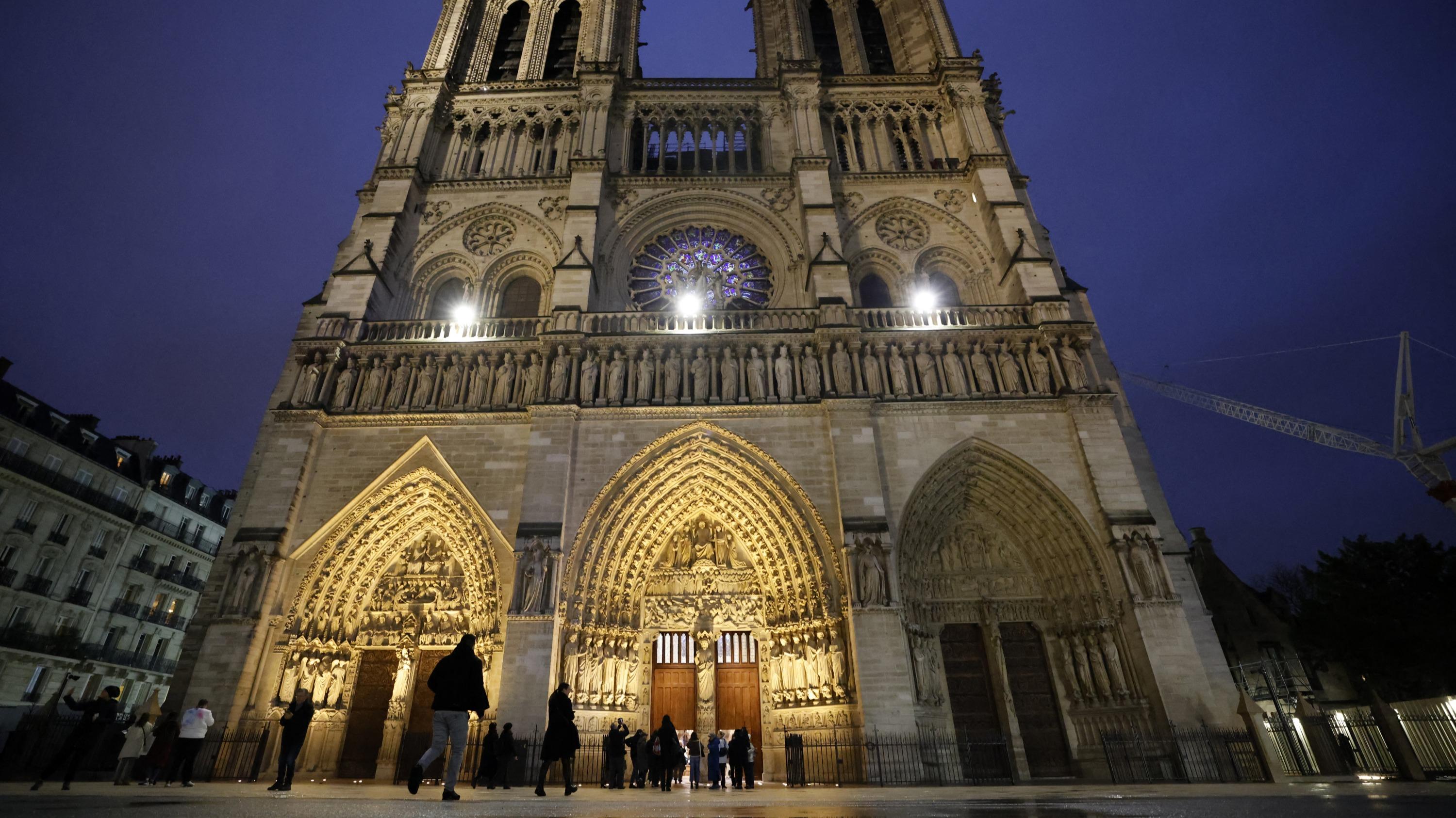 Un homme réussit à escalader Notre-Dame avant de sauter en parapente des échafaudages