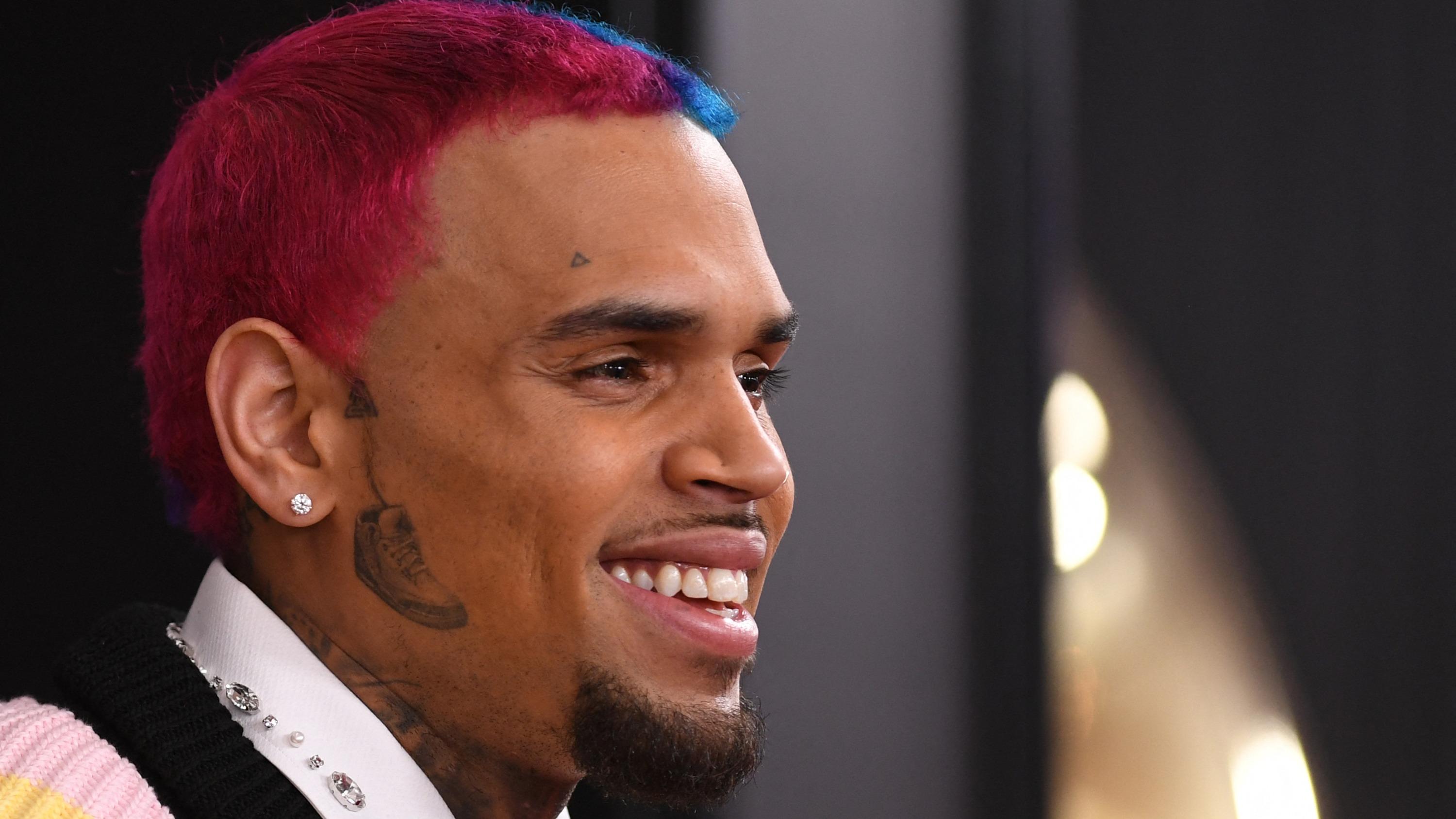 Le chanteur Chris Brown libéré sous caution après avoir été arrêté pour « coups et blessures volontaires »