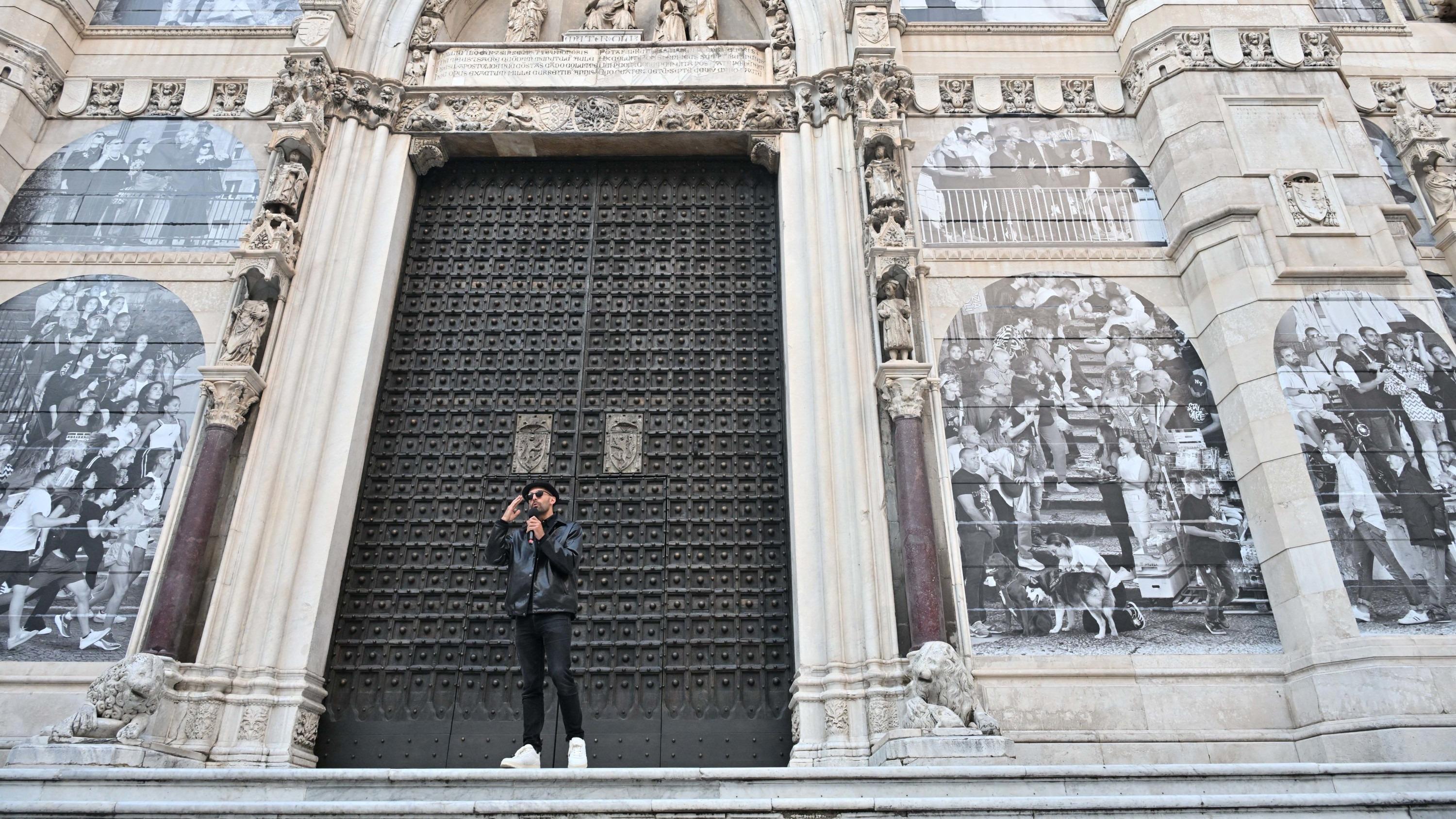 L’artiste JR refait la façade du Duomo de Naples et s’attire les foudres d’édiles locaux
