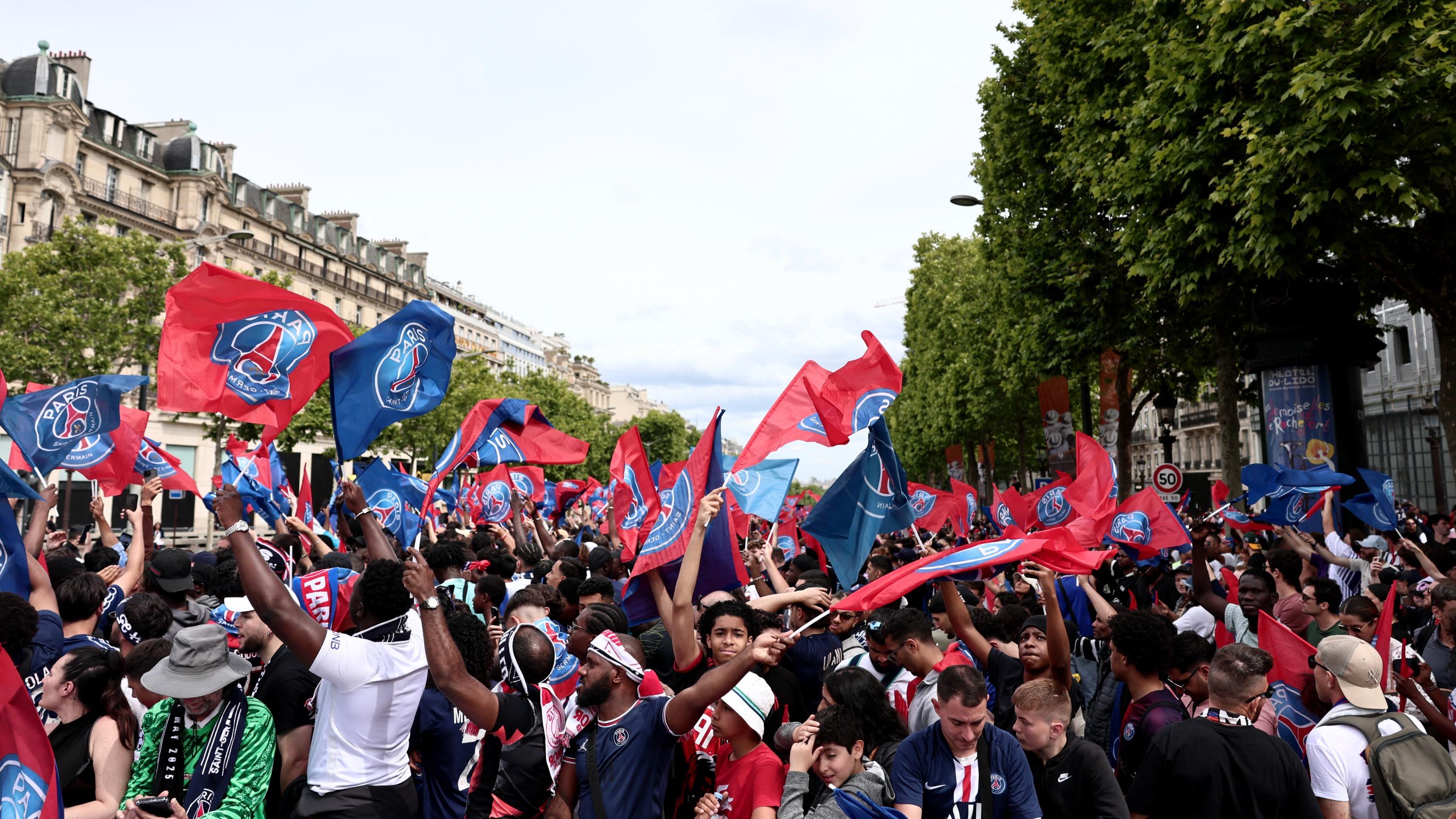 EN DIRECT - PSG champion d’Europe : les Parisiens paradent sur les Champs-Élysées devant des supporters en délire