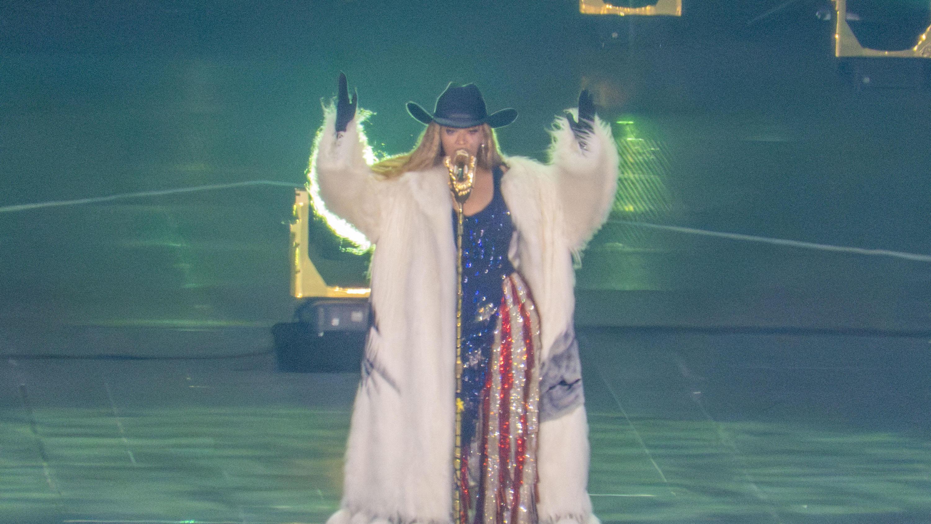 Beyoncé embrasse la country au Stade de France, dans une Amérique déchirée
